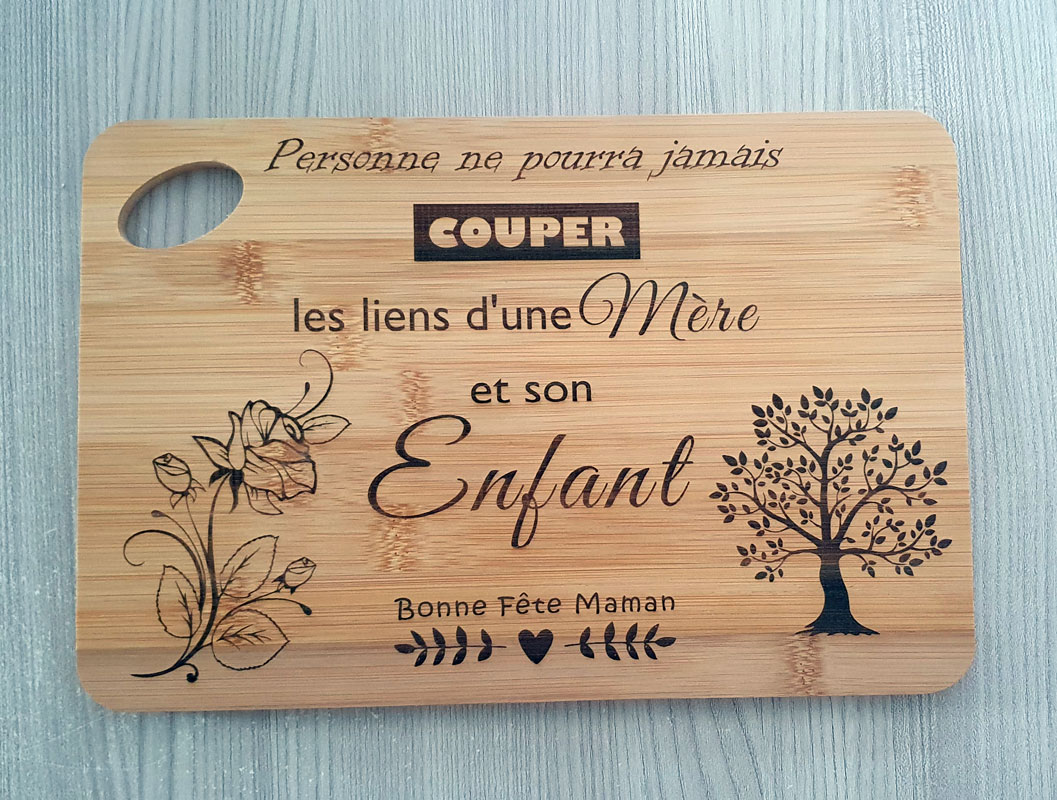 Planche à découpé gravée