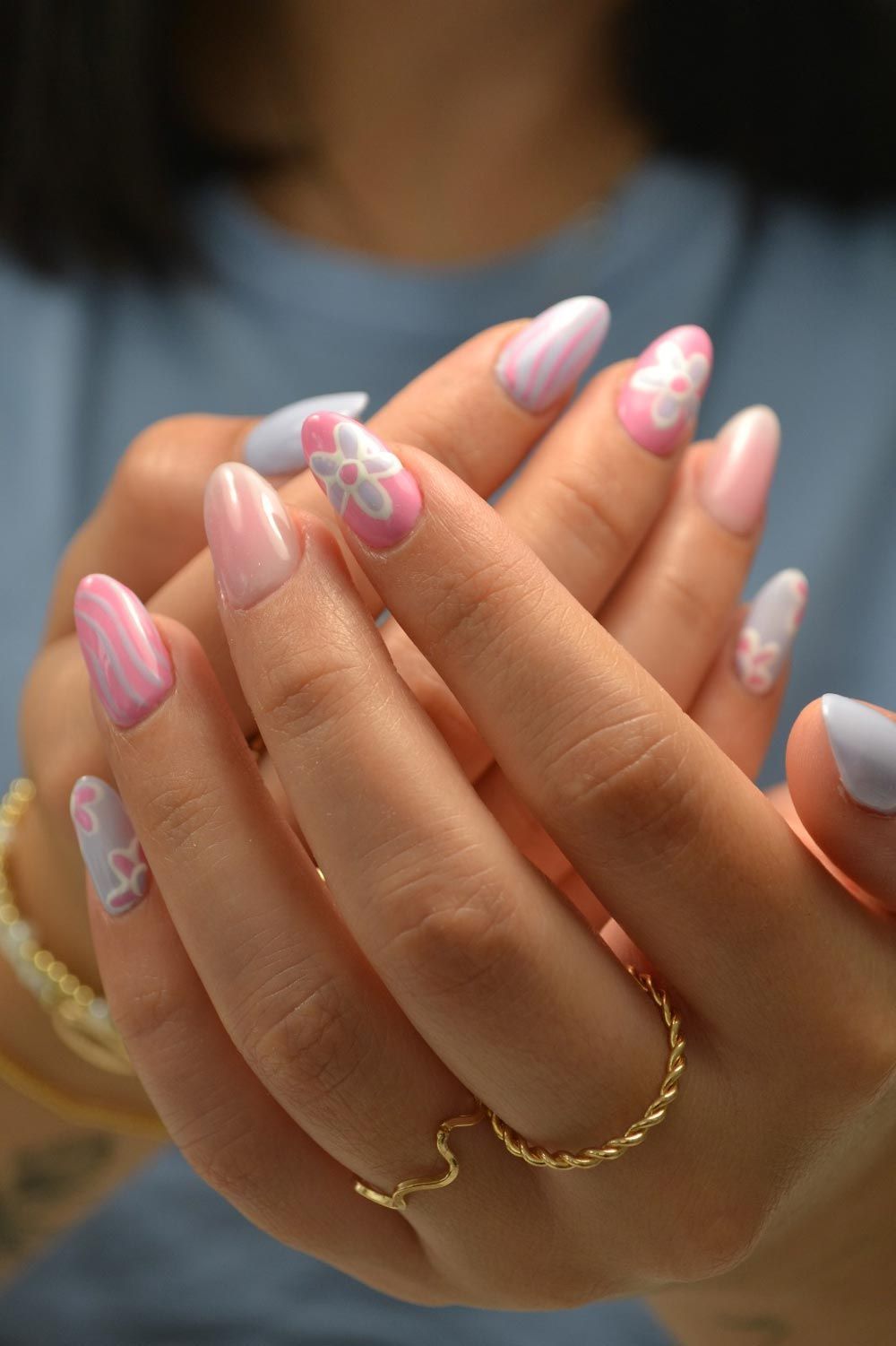 Un primer plano de las uñas de una mujer con un anillo en el dedo.