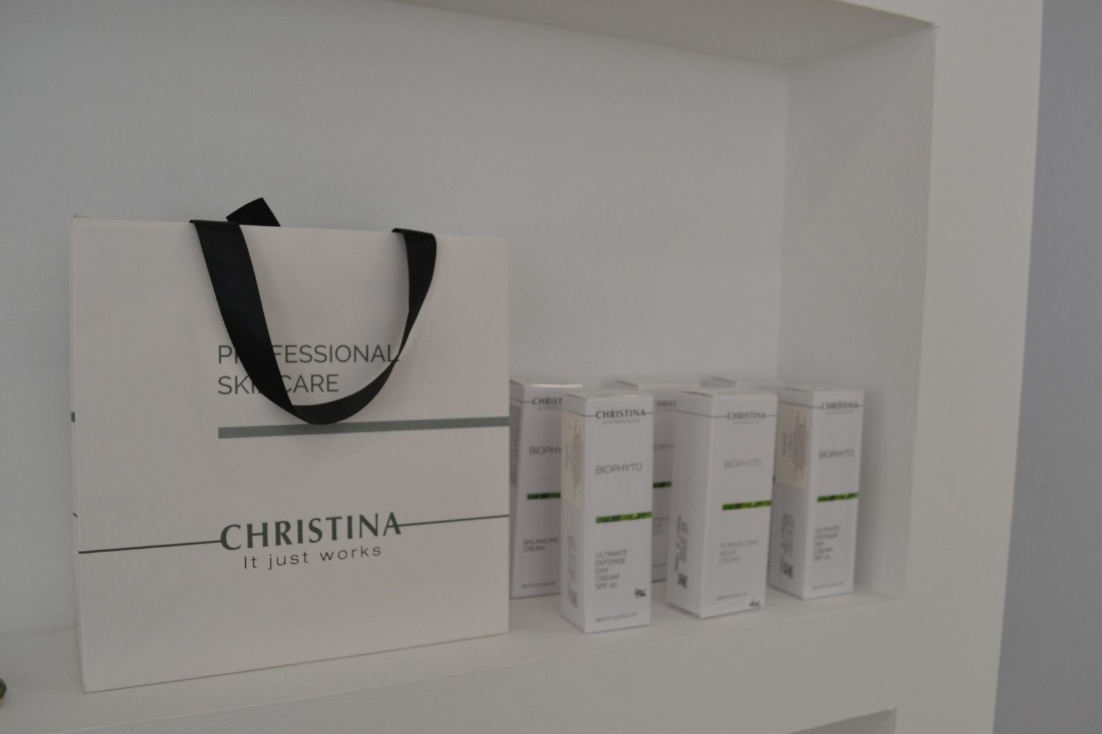Una bolsa blanca con la palabra Christina escrita en ella.