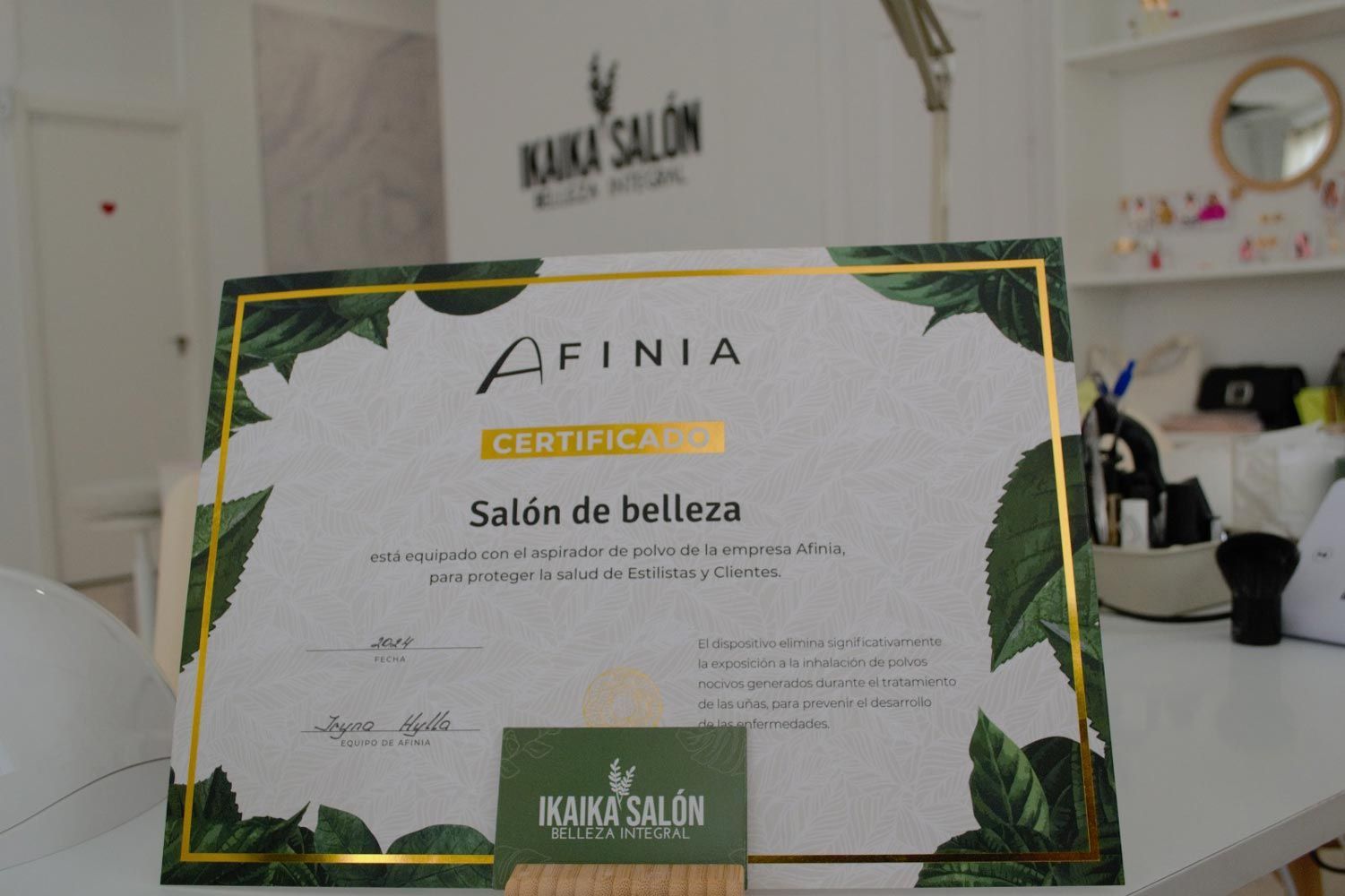 Un certificado que diga Afania Salón de Belleza.
