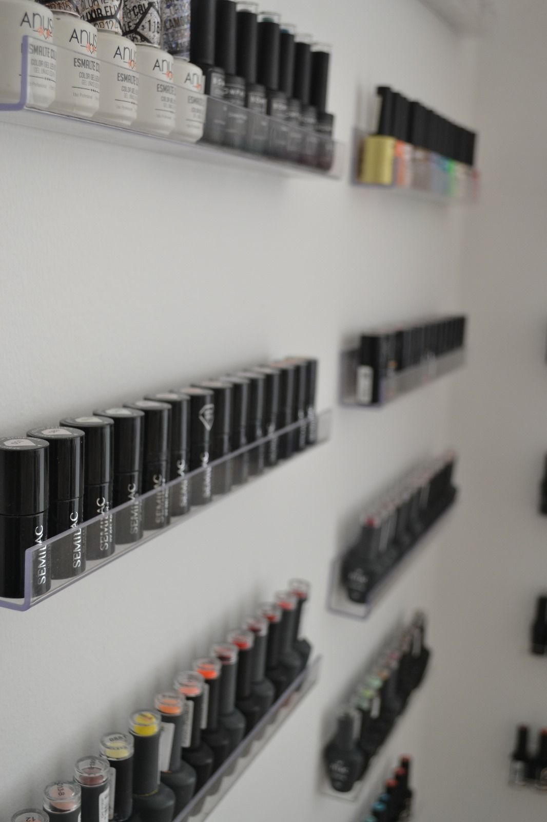Hay muchos tipos diferentes de esmaltes de uñas en los estantes.