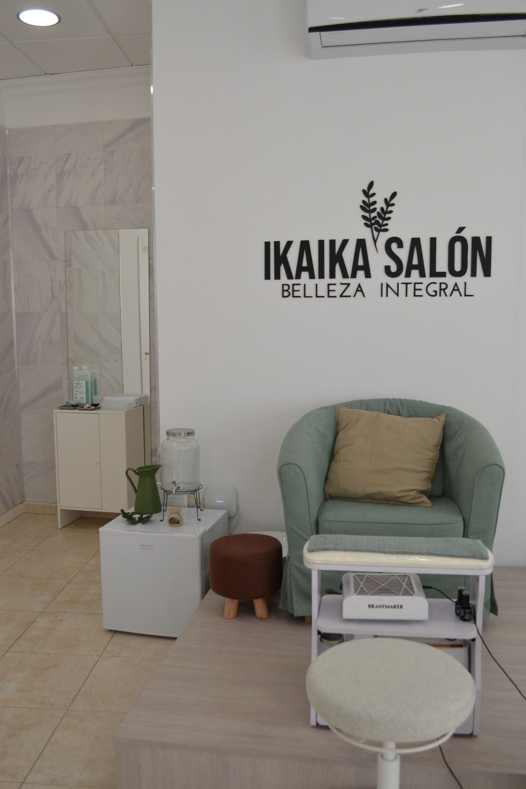 Una silla en una habitación con un cartel que dice ikaika salón belleza integral