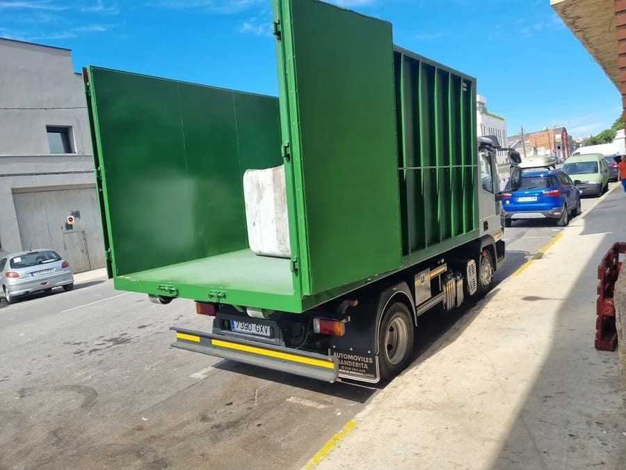 Un camión verde está estacionado al costado de la carretera.