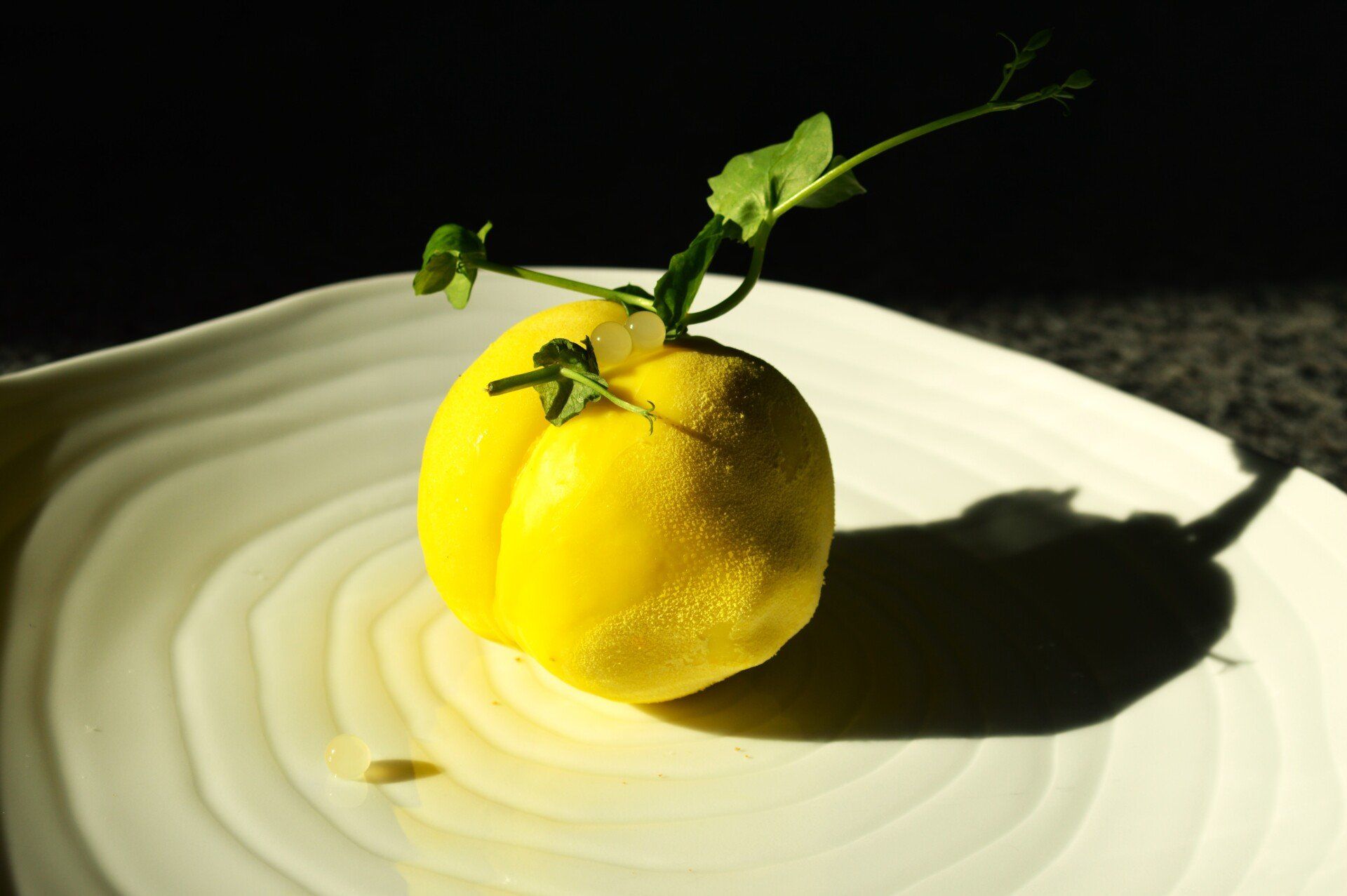 Réplique d'un dessert en forme de citron