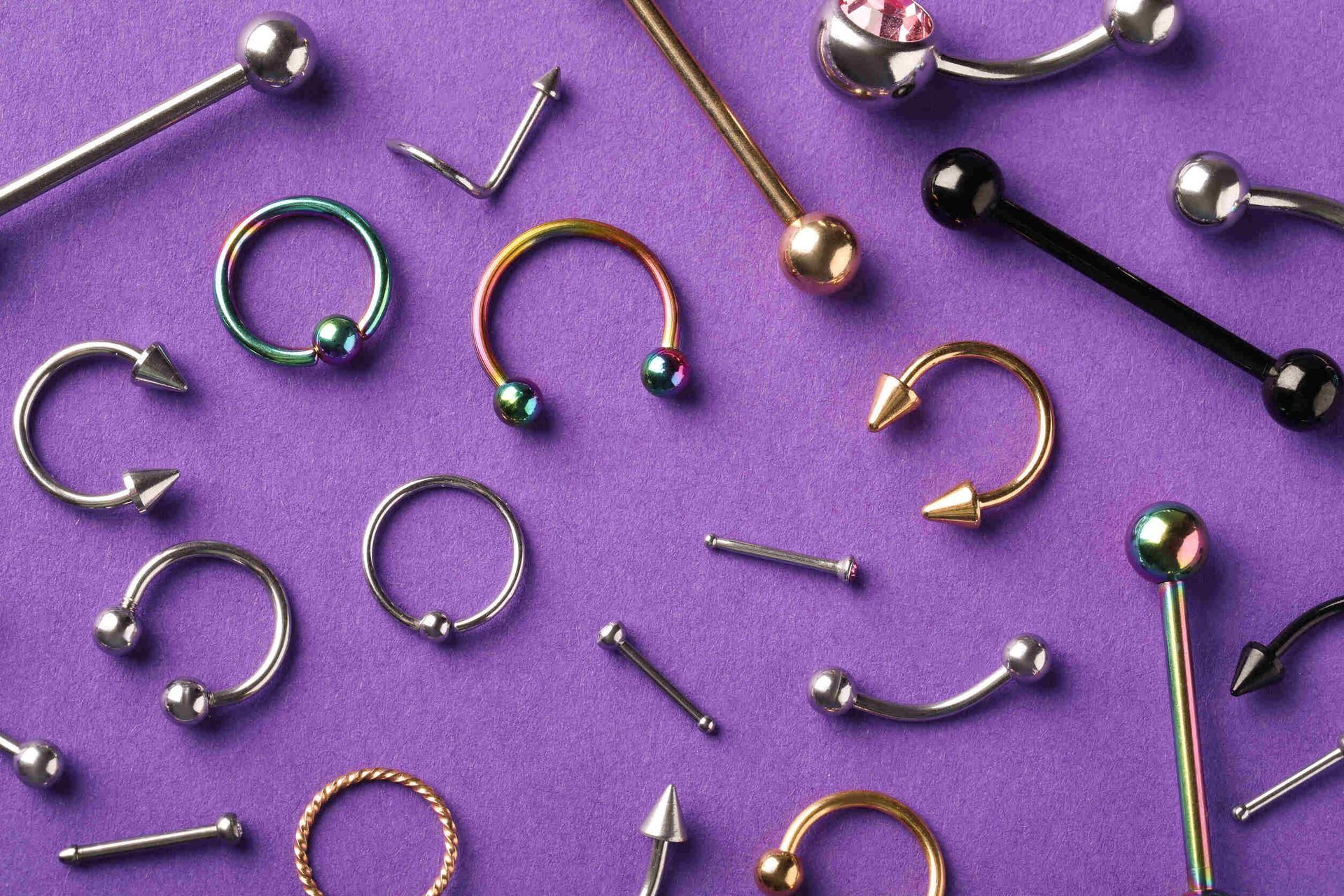 Hay muchos tipos diferentes de perforaciones en una superficie morada.