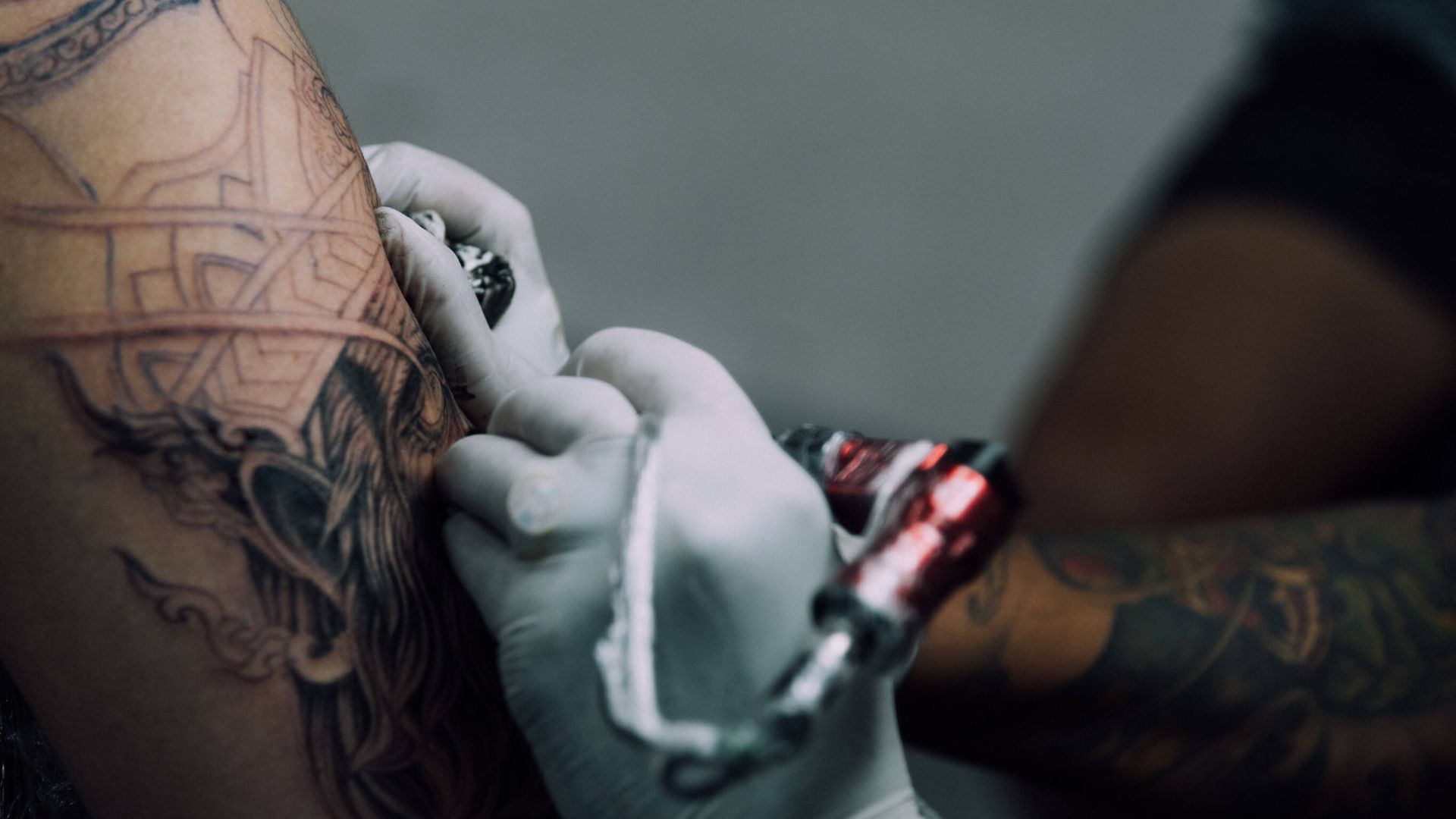 Una persona se está haciendo un tatuaje en el brazo.