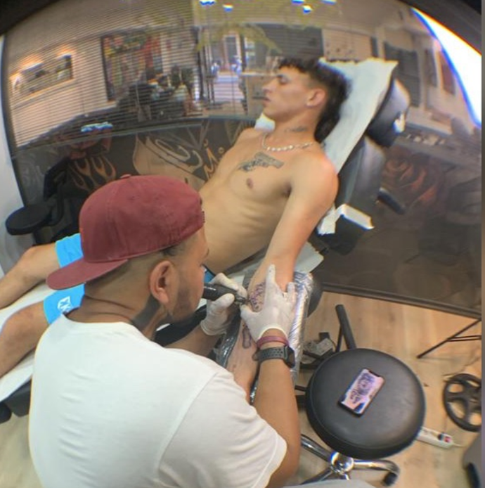 Un hombre se está haciendo un tatuaje en el brazo.