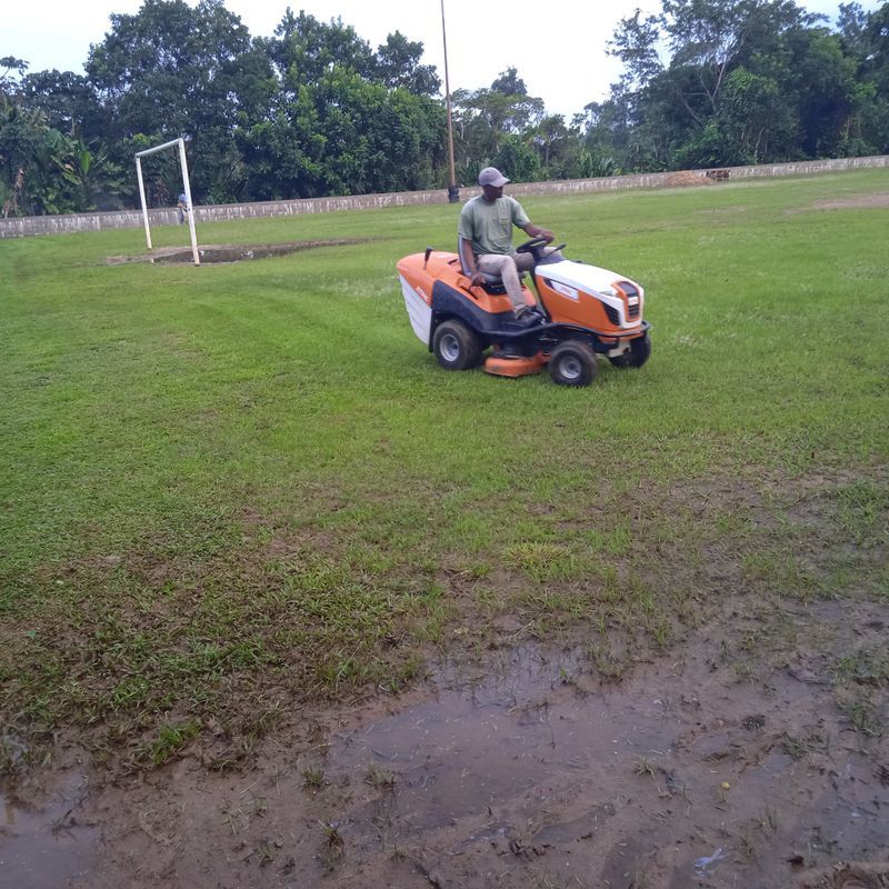 Tondeuse sur un stade