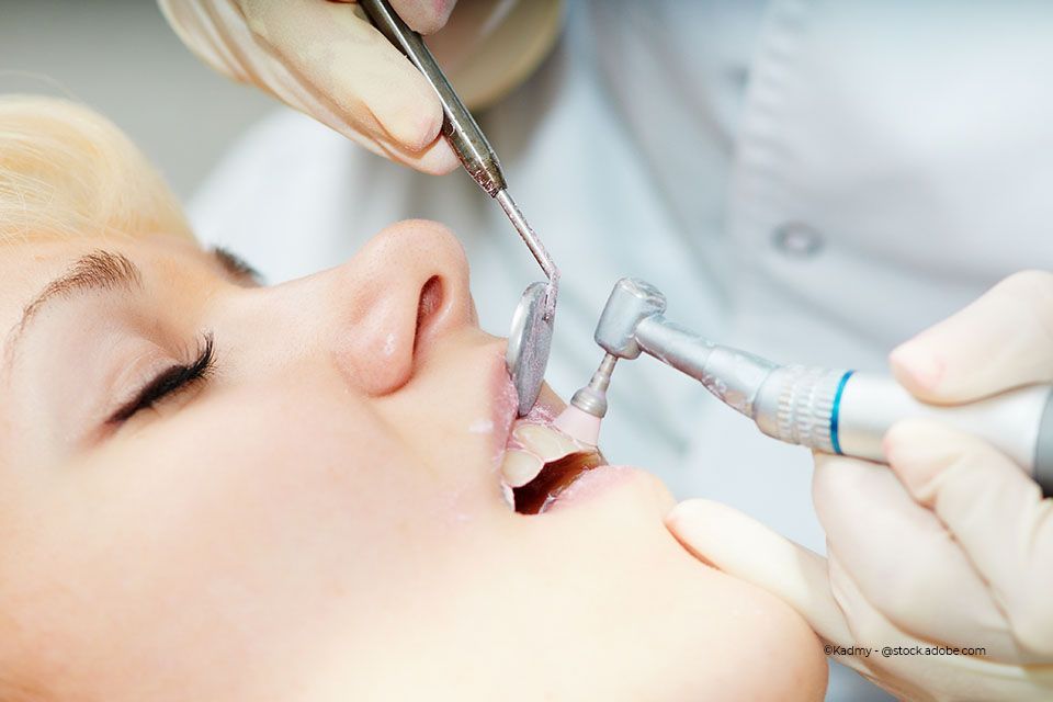 Patientin erhält eine Zahnreinigung bei Zahnkompetenz Baramov