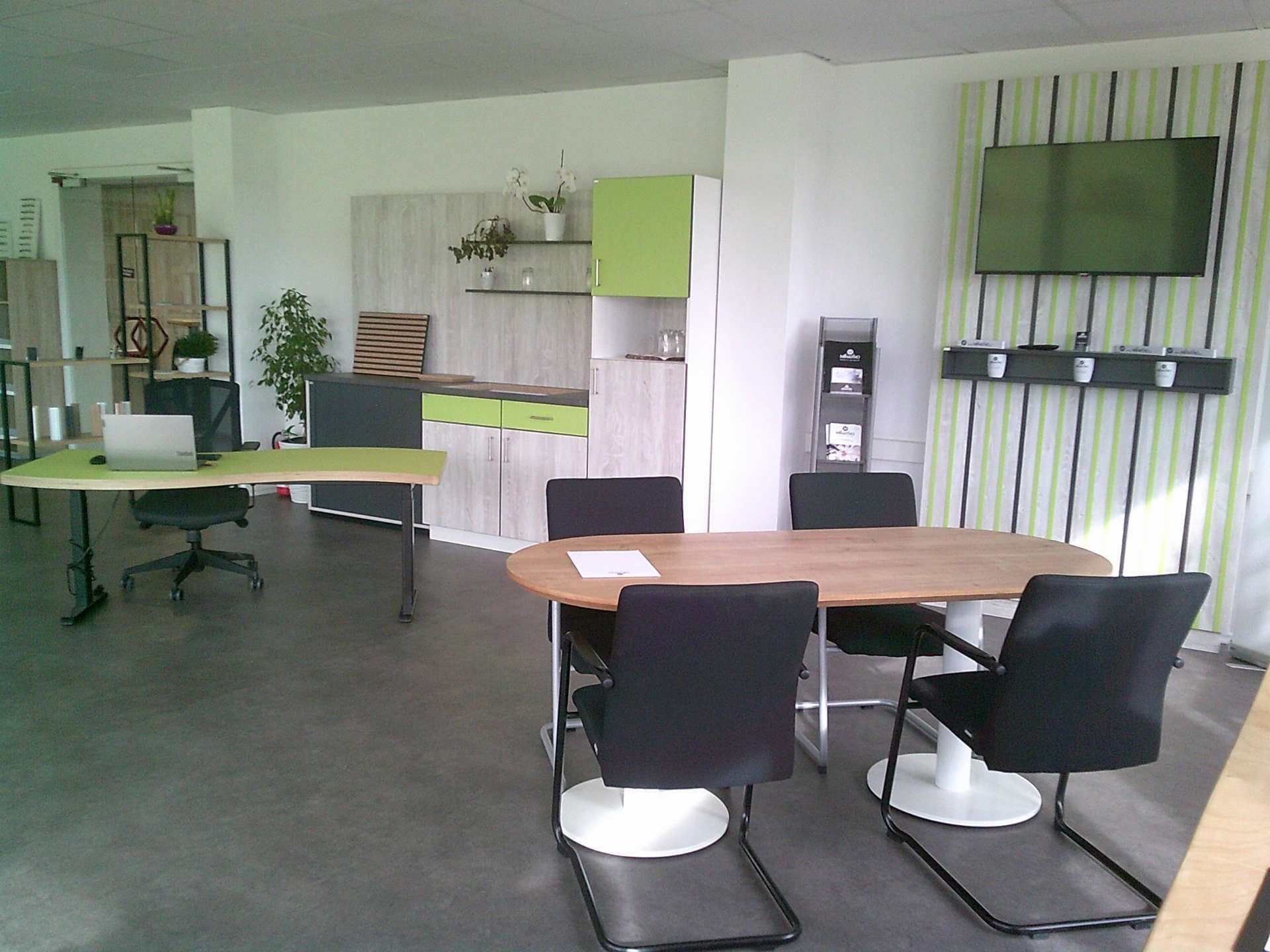 Büroeinrichtung bei Mihatho mit Schränken, Schreibtischen und Mini-Küche