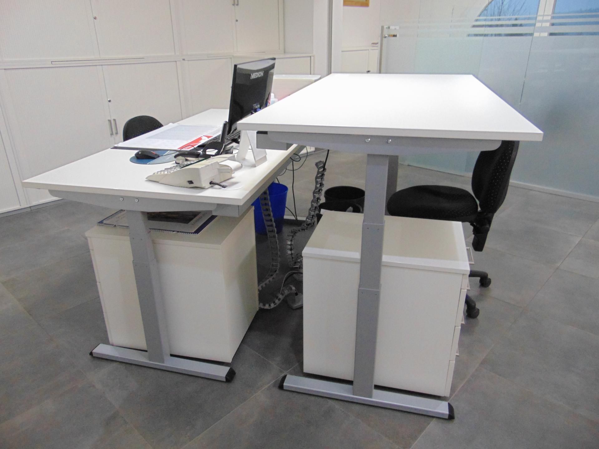 Höhenverstellbarer Schreibtisch mit Schubladencontainer von Mihatho