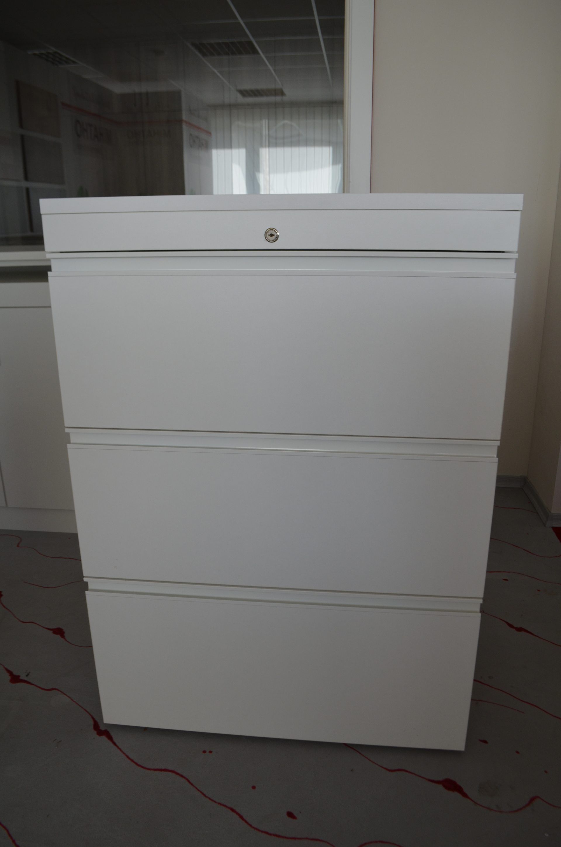 Weißer abschließbarer Aktenschrank von Mihatho mit Aktenregister