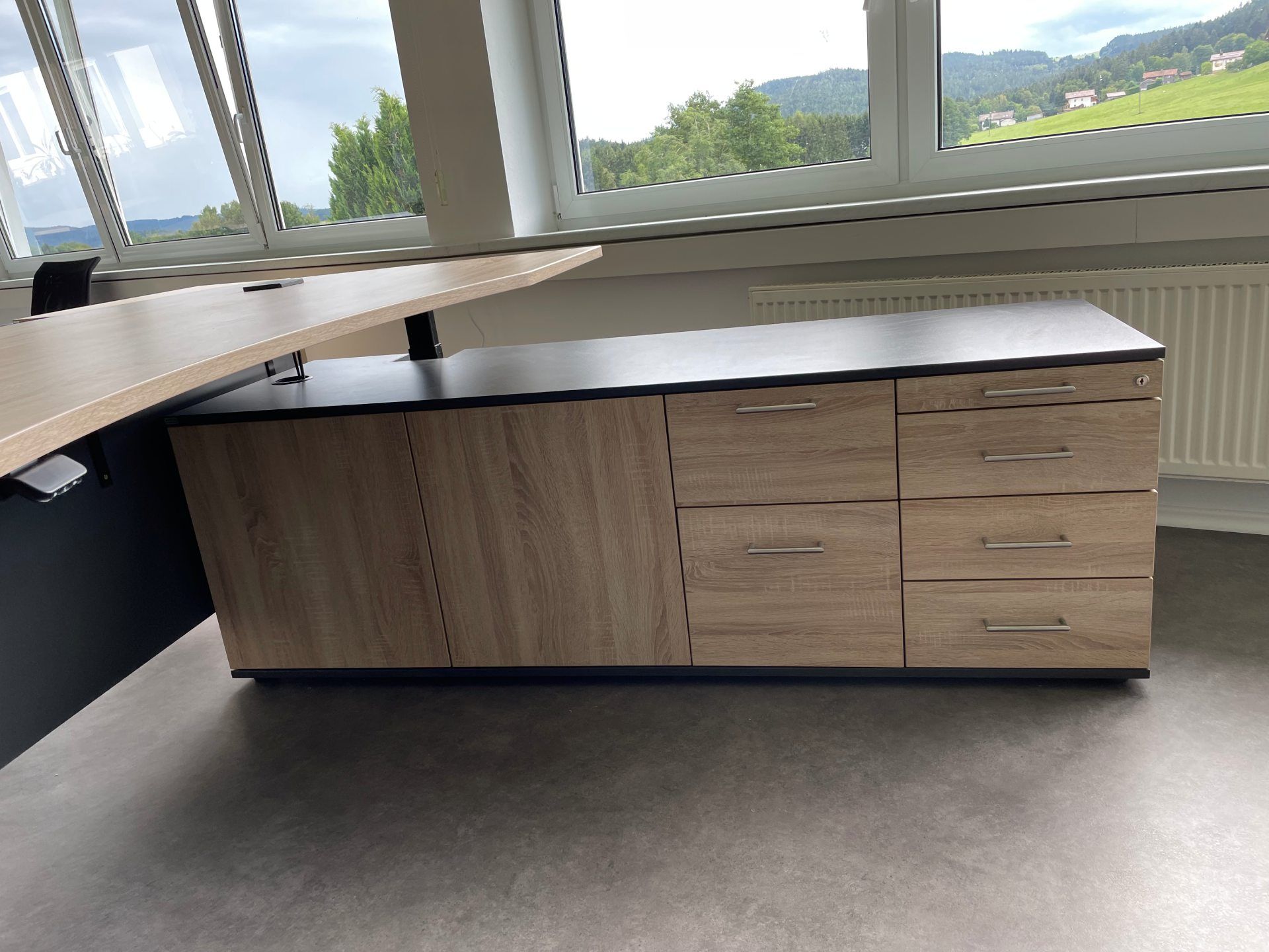 Elektrisch höhenverstellbarer Tisch mit integriertem Schranksystem von Mihatho