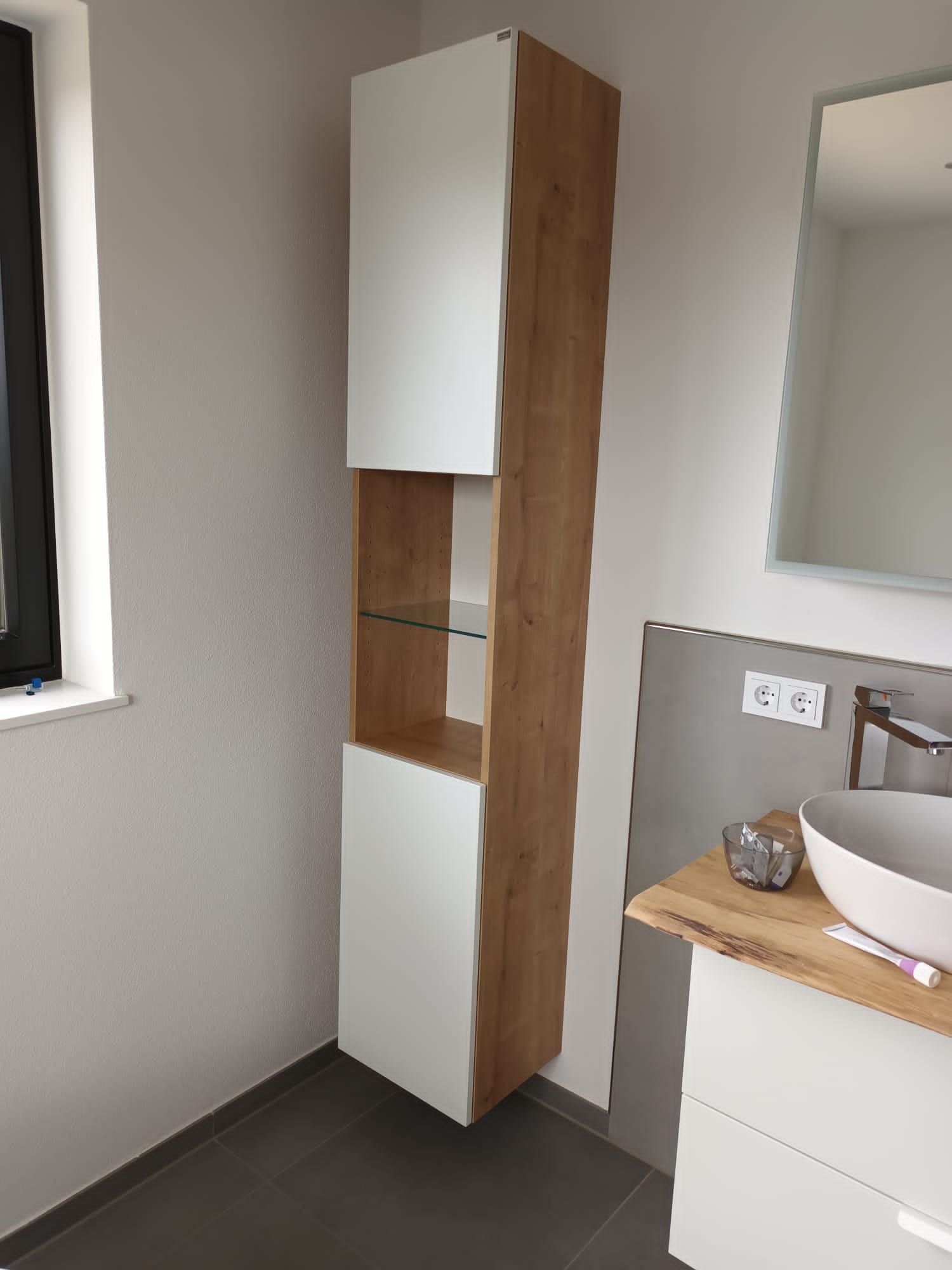 Badezimmer Hängeschrank in weiß-braun von Mihatho 