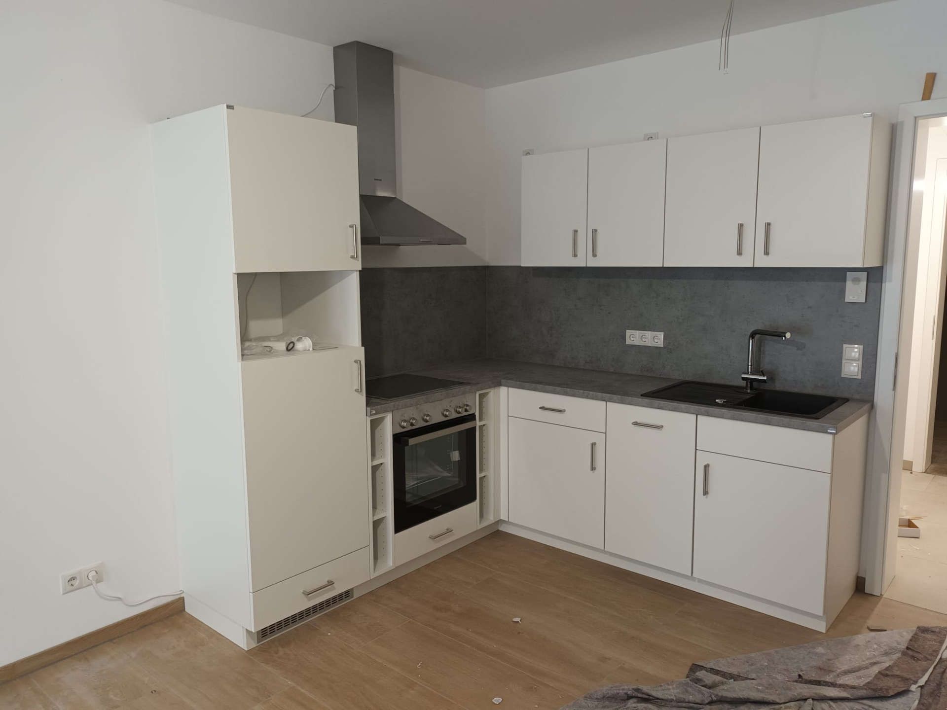Einbauküche klein über Eck in weiß-grau