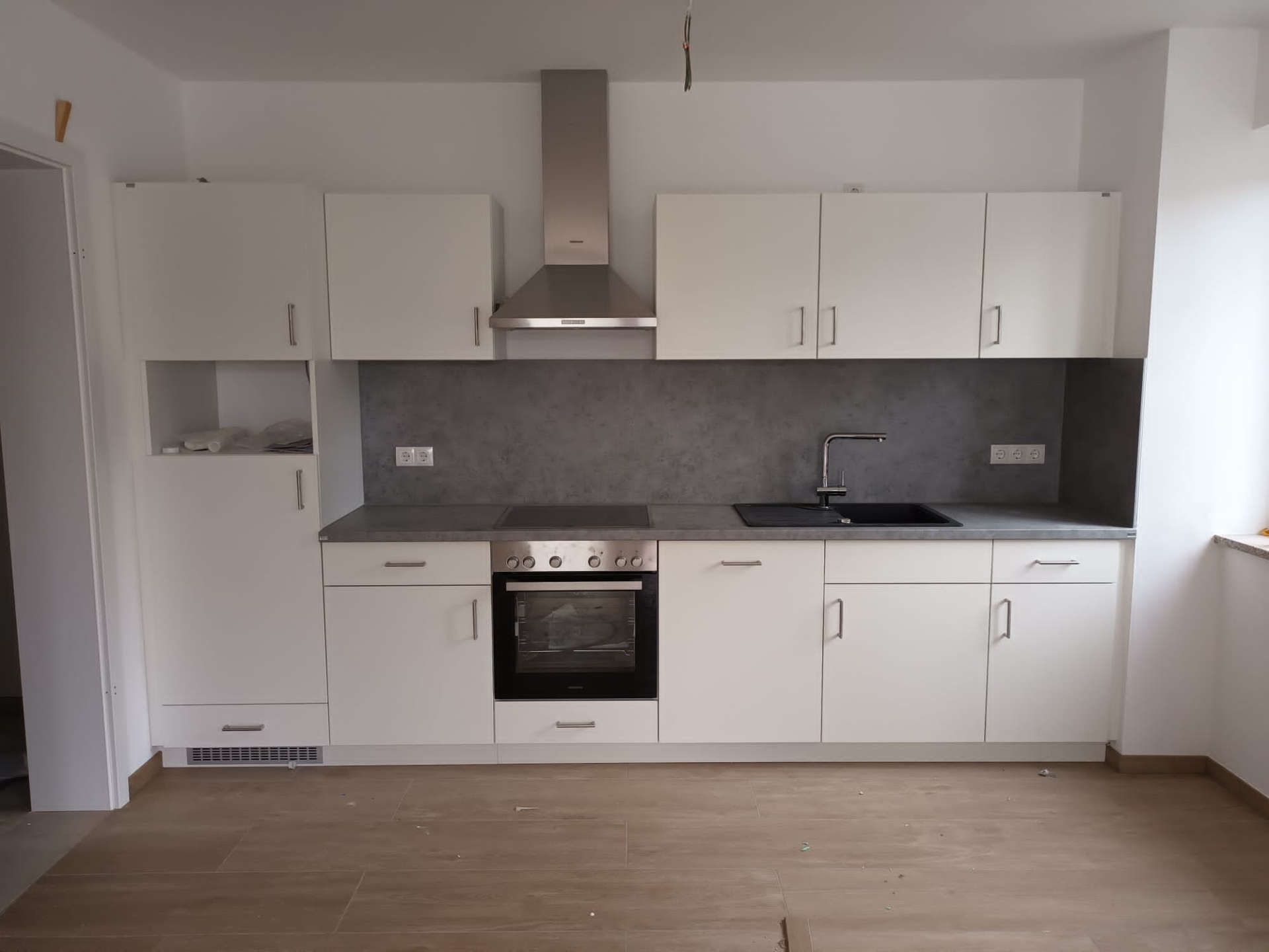 Einbauküche in weiß-grau