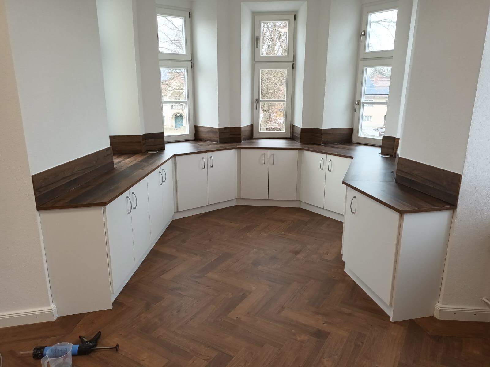 Maßgefertigte Küche in einem Erker von Mihatho