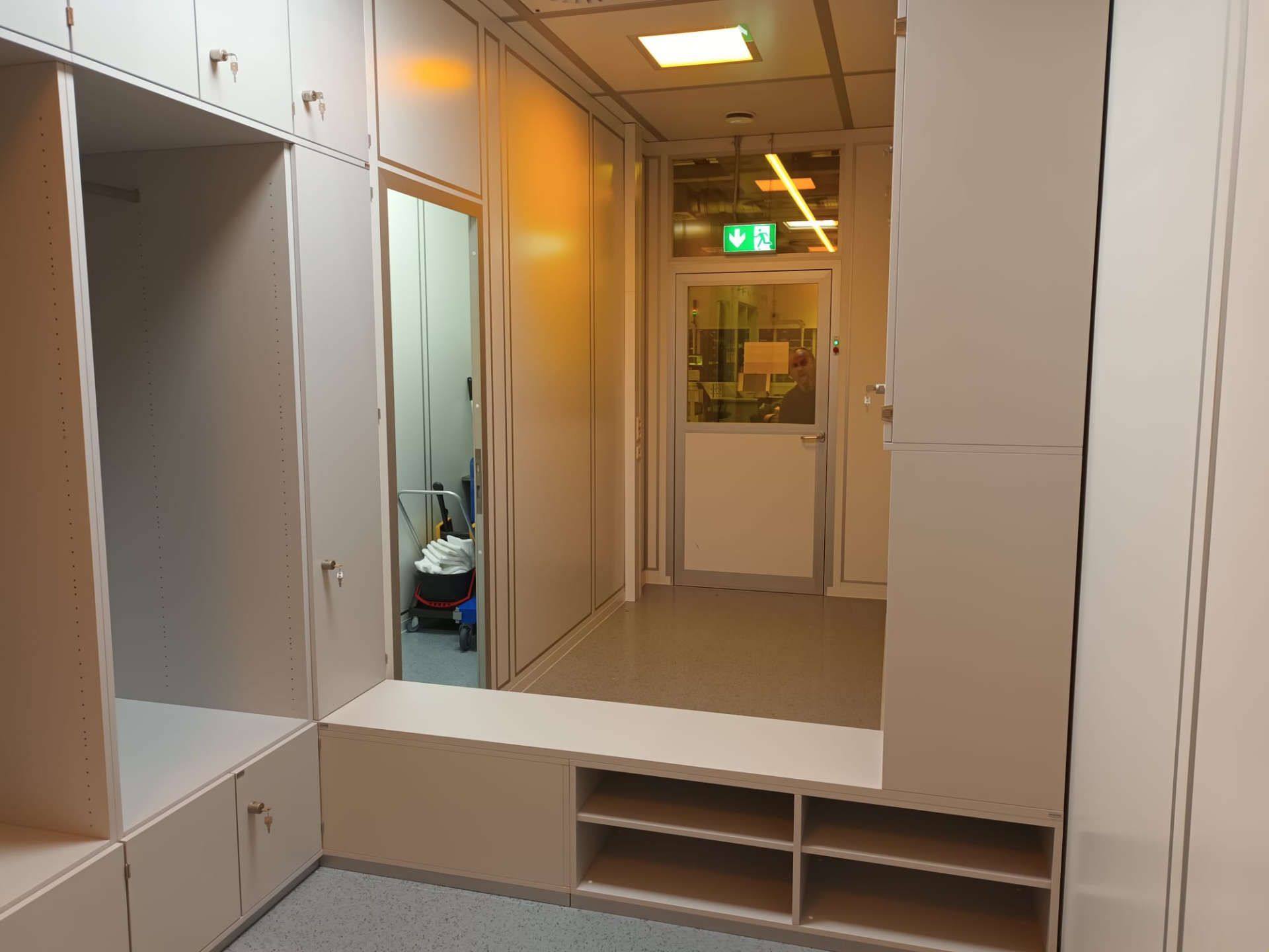 Einbauschrank über Eck mit vielen Fächern, Türen und einem Spiegel geschlossen