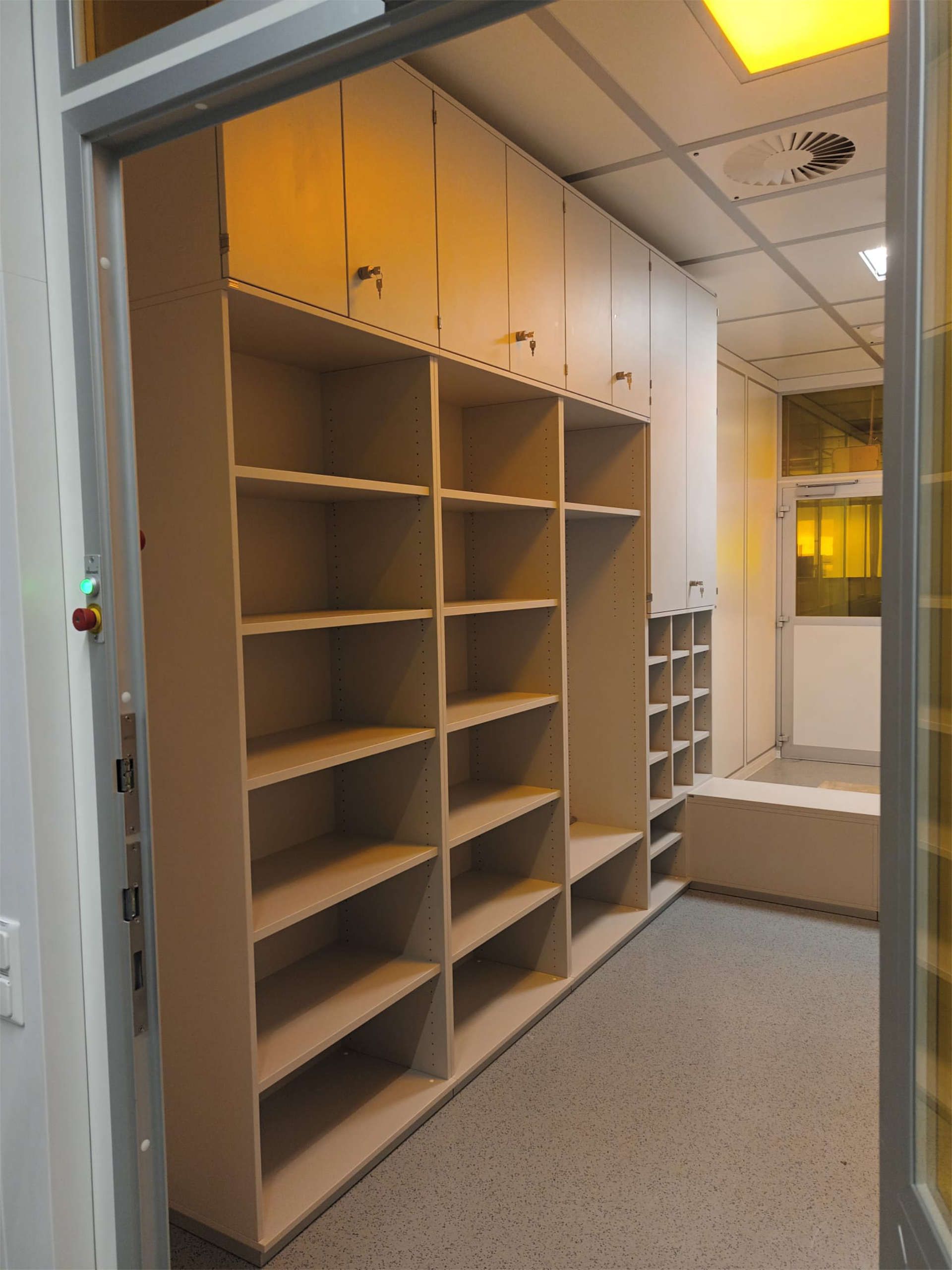 Einbauschrank über Eck mit vielen Fächern, Türen und einem Spiegel geöffnet