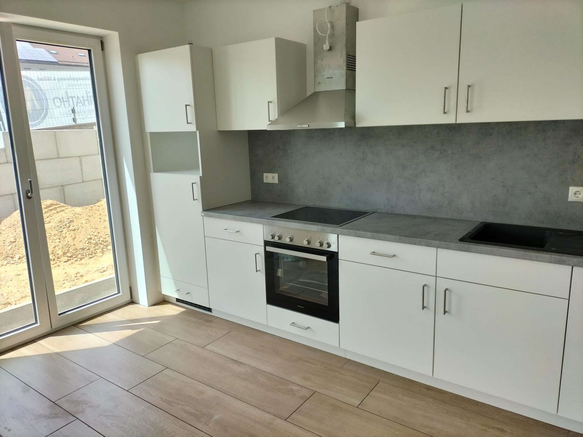 Einbauküche eine lange Zeile in weiß-grau