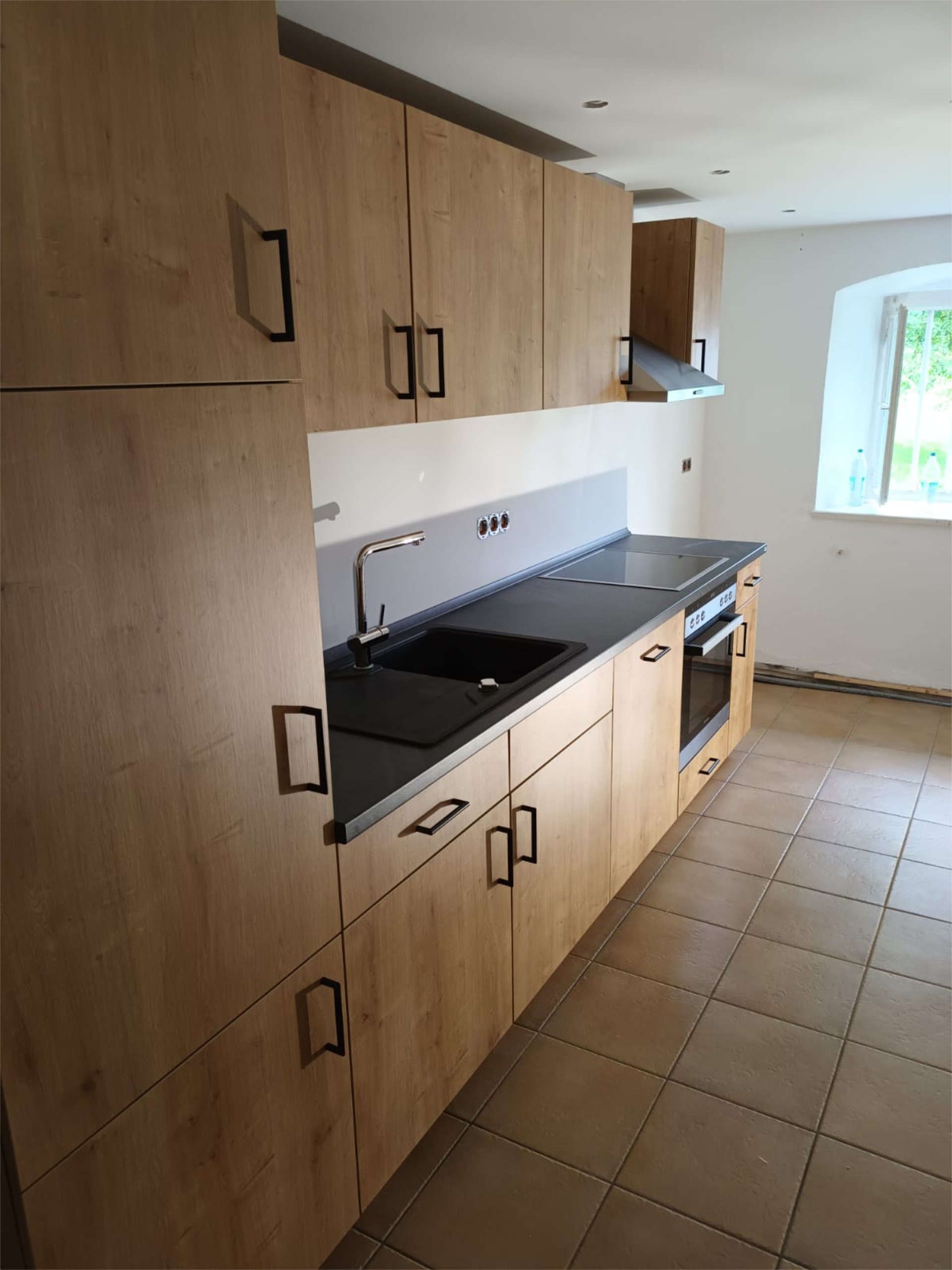 Kleine Einbauküche mit integriertem Kühlschrank