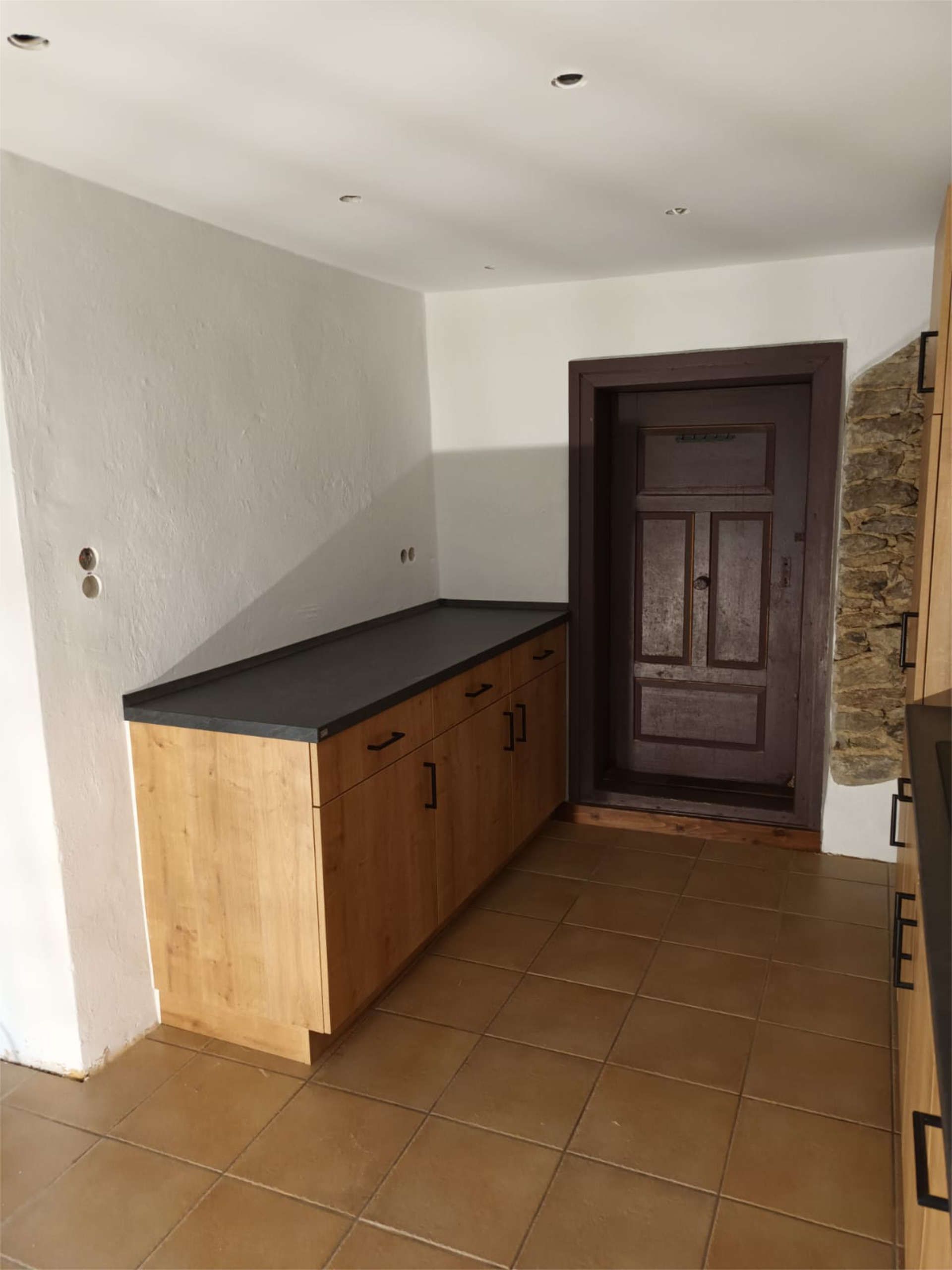 Zweite Küchenzeile der kleinen Einbauküche