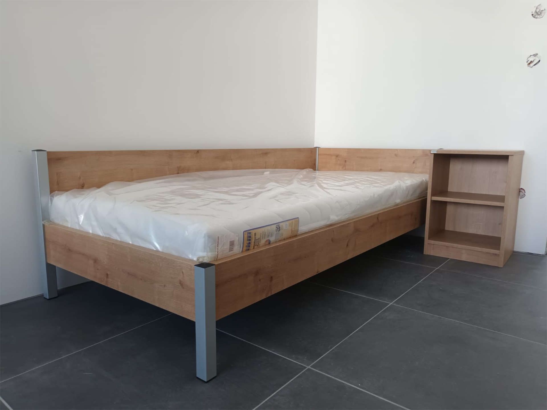 Bett mit kleinem Nachttisch