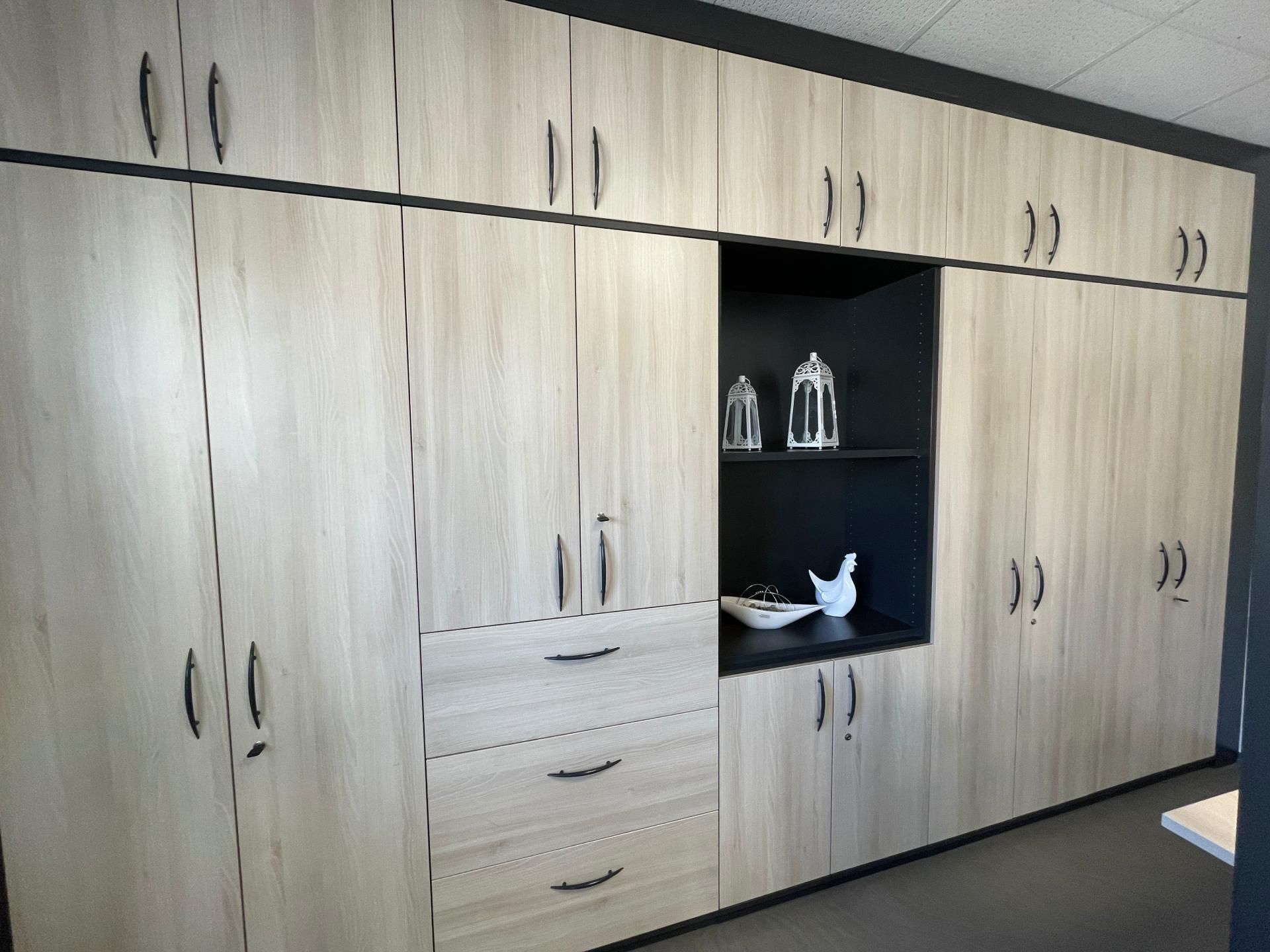 Maßgefertigter Wandschrank im Empfangsbereich von Mihatho