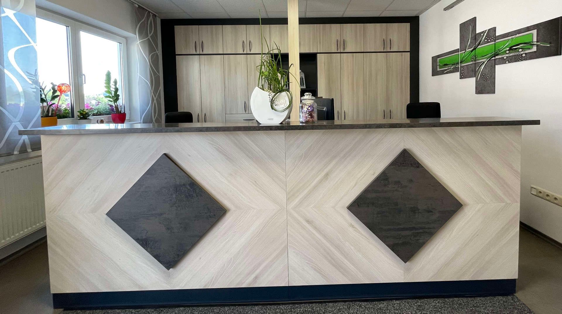 Empfangstheke bei Mihatho mit passendem Wandschrank im Hintergrund