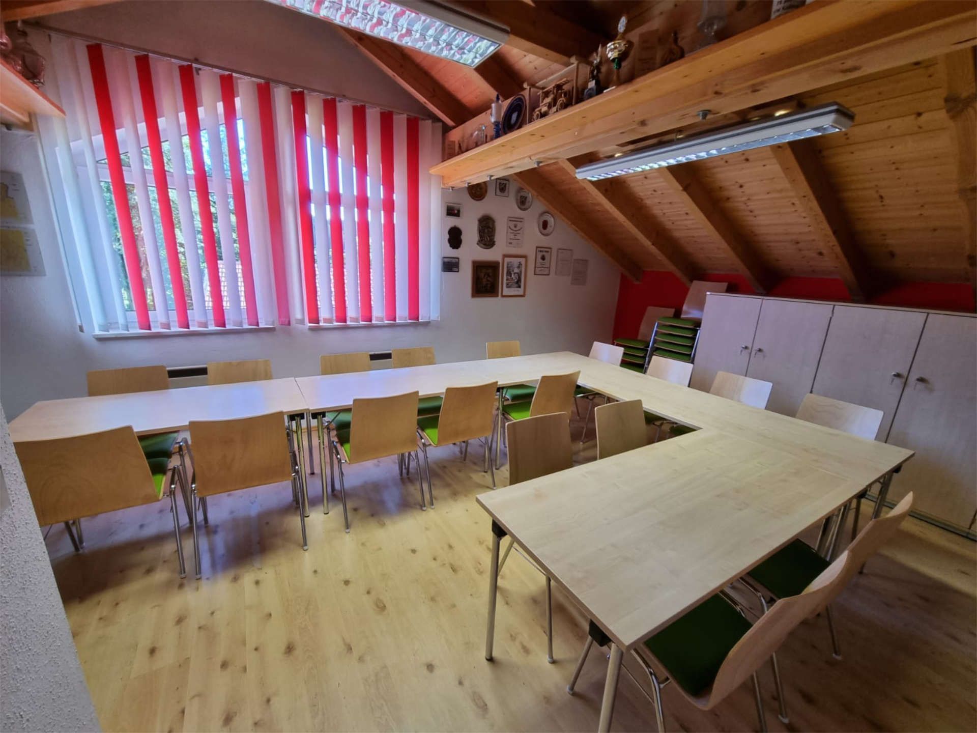 Ausstattung eines Schulungsraumes mit Tischen, Stühlen und Wandschränken