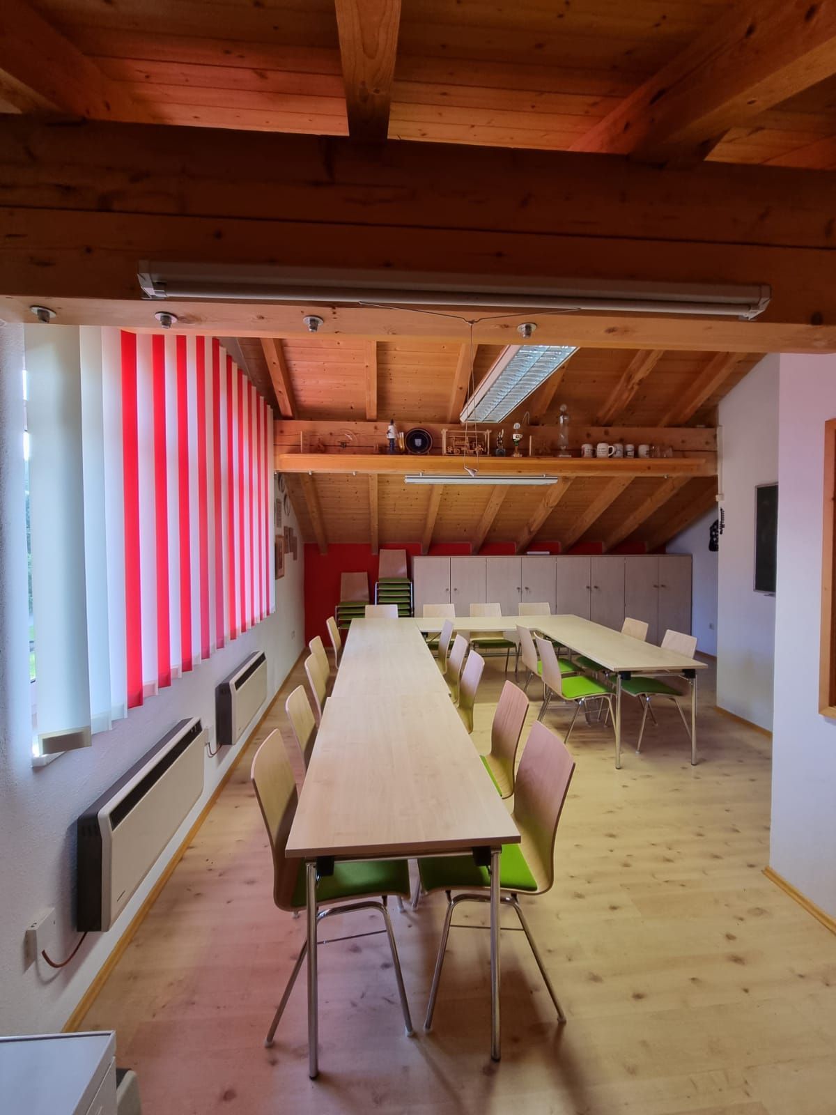 Ausstattung eines Schulungsraumes mit Tischen, Stühlen und Wandschränken