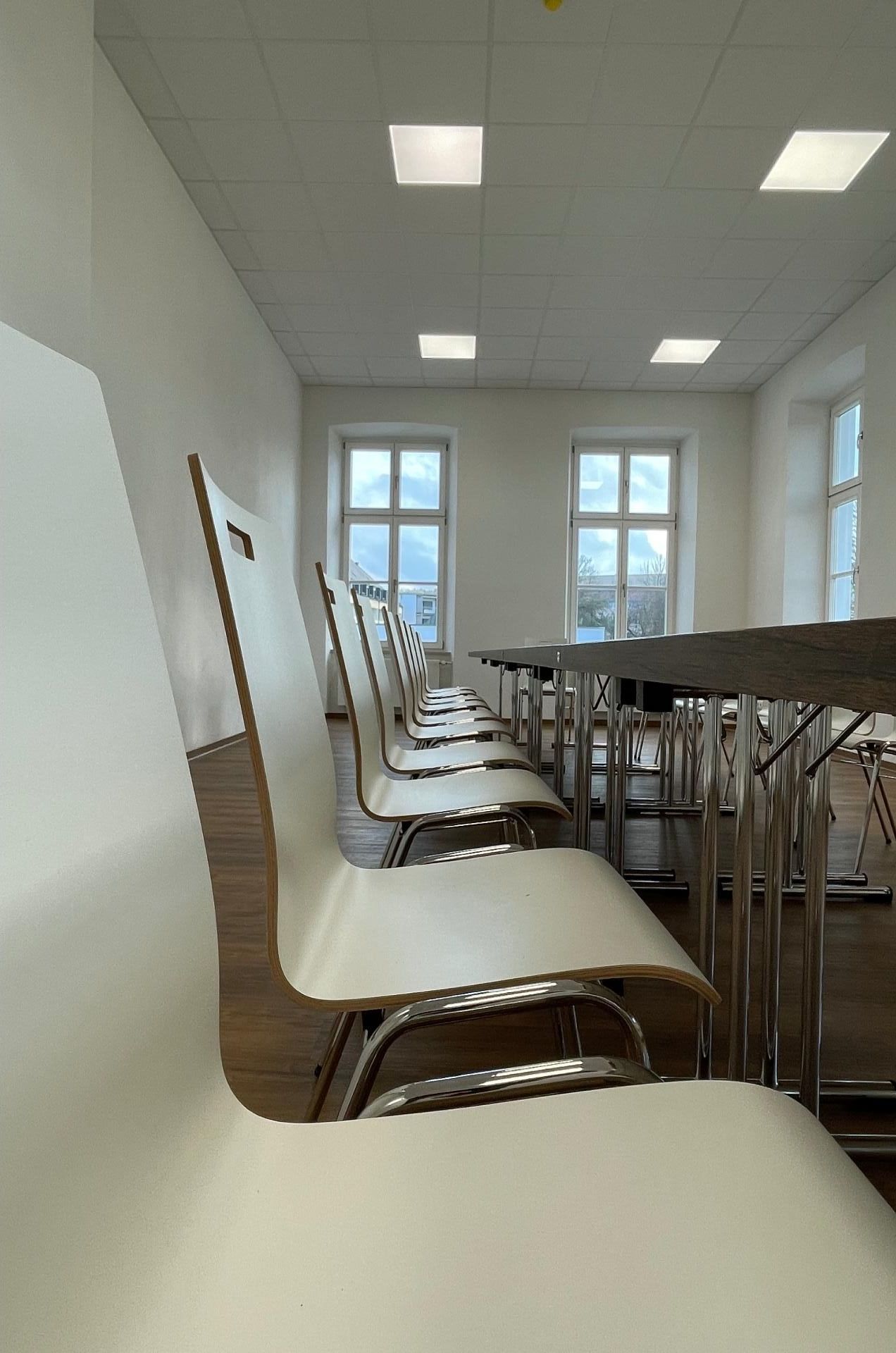 Einrichtung eines Seminarraumes mit Tischen und Stühlen