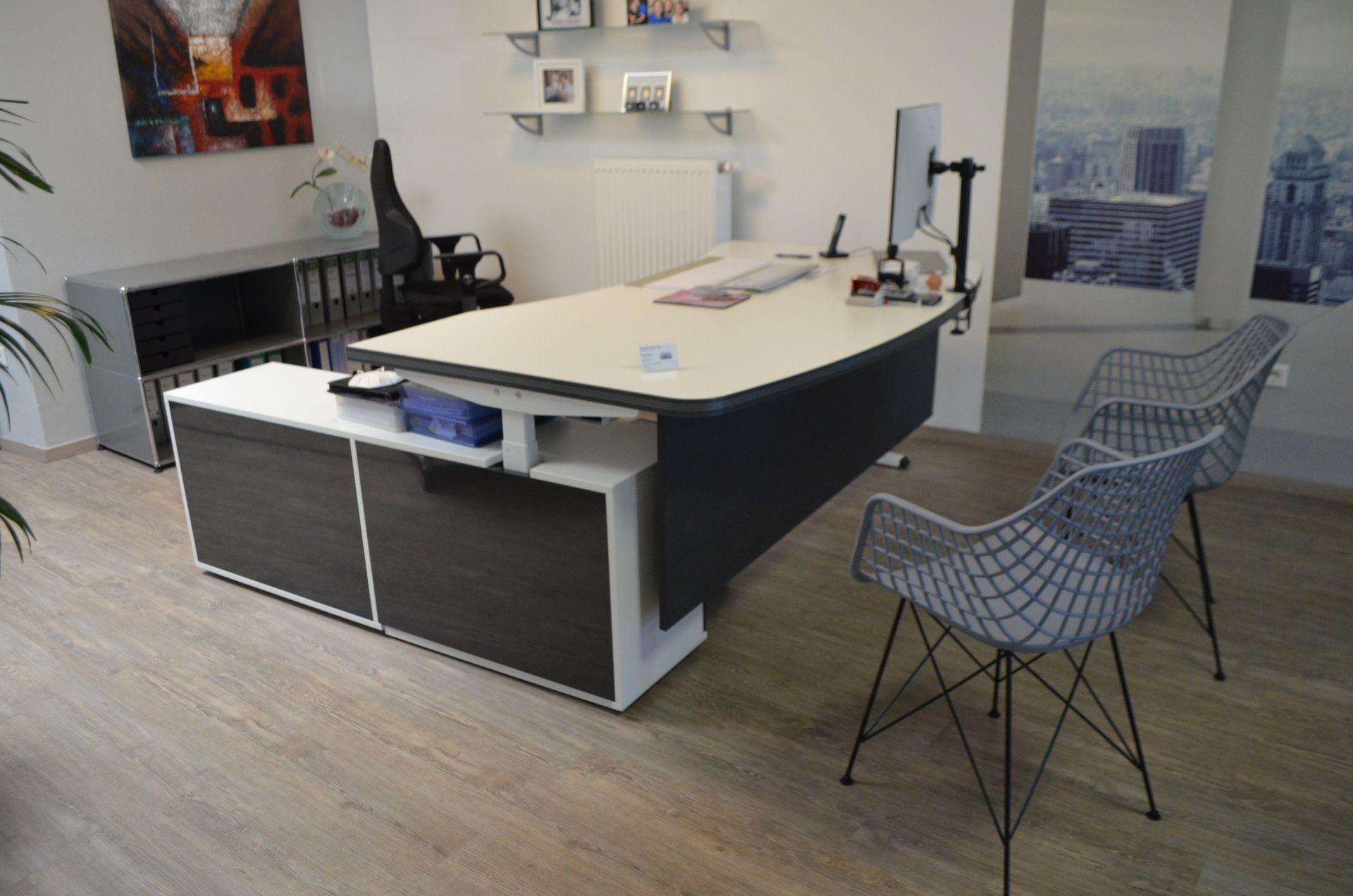 Büroeinrichtung mit Aktenschränken, Stühlen und Schreibtisch mit integrierten Schubladencontainer von Mihatho