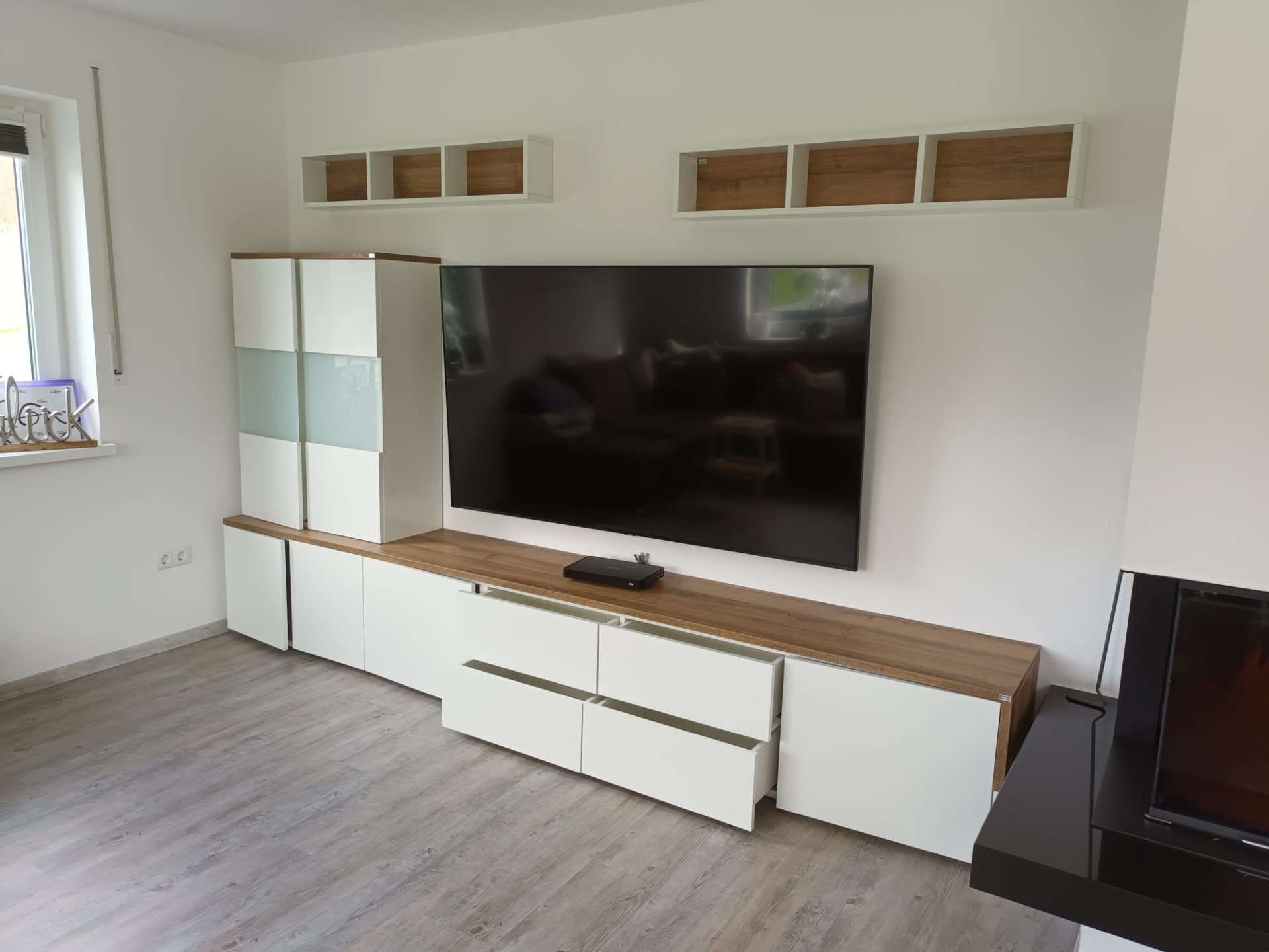 Wohnwand weiß mit hellbraunen Rückwänden von Mihatho