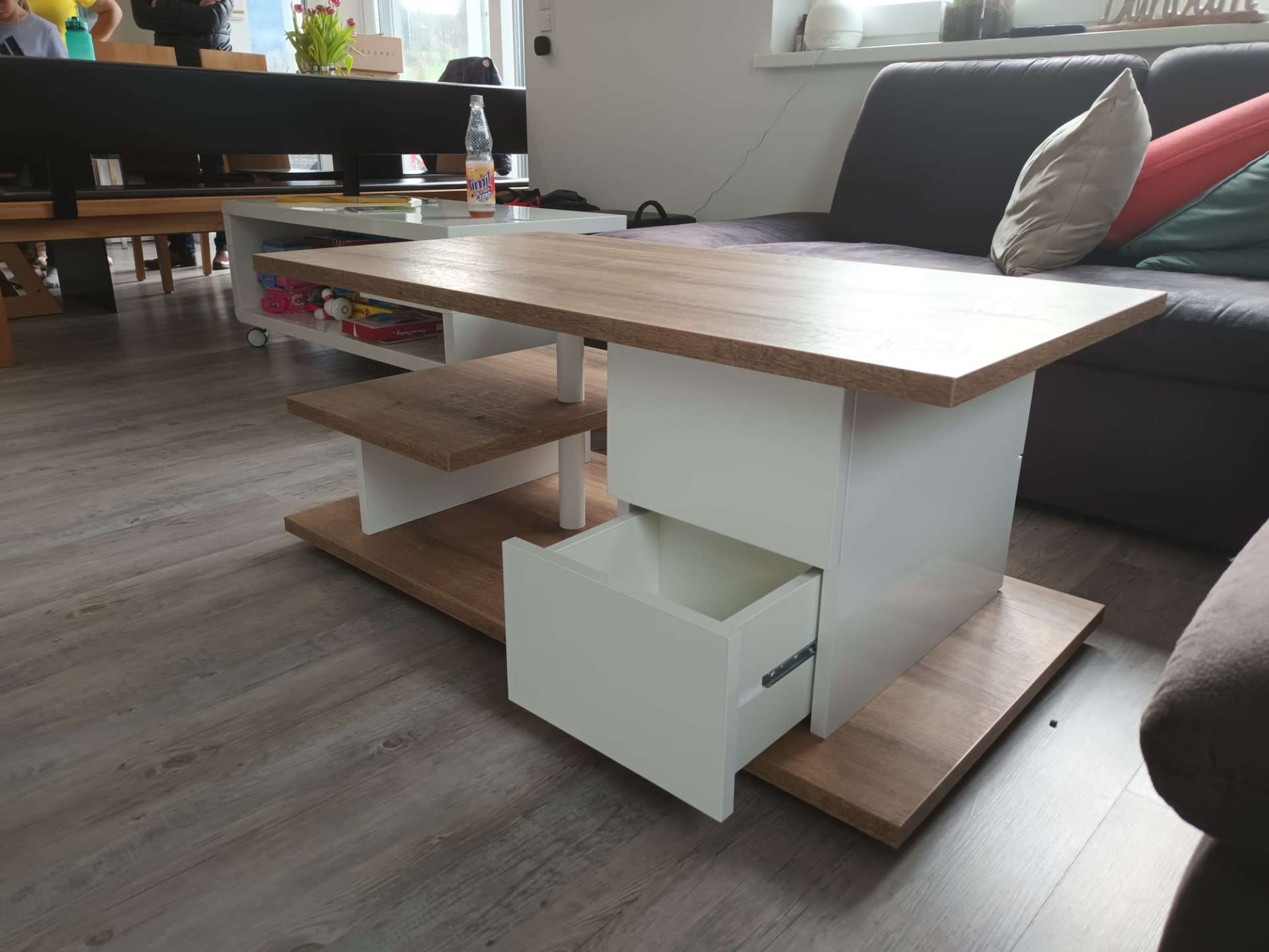 Wohnzimmertisch weiß mit hellbraunen Tischplatten