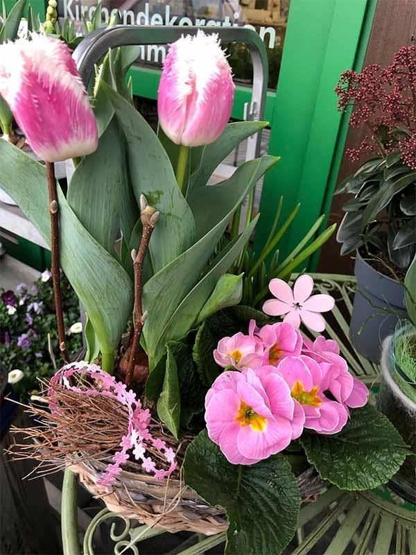 Ein Strauß rosa Blumen steht auf einem Tisch
