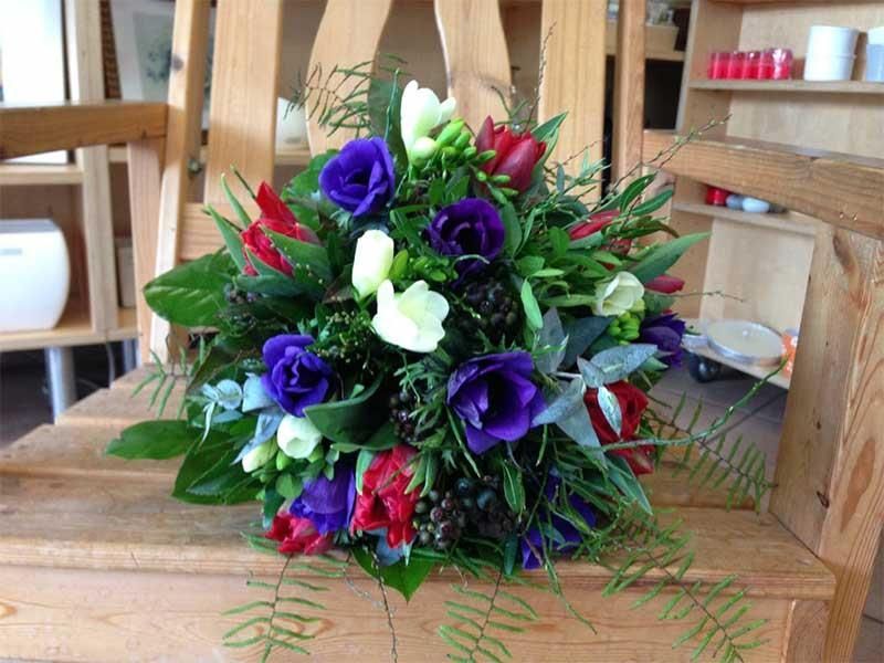 Ein Holzstuhl mit einem Blumenstrauß darauf