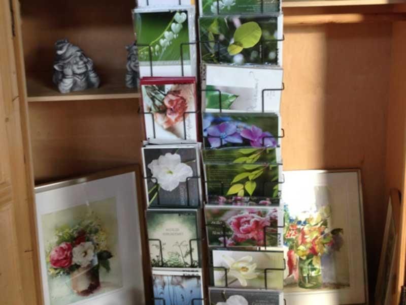 Eine Auslage mit Grußkarten mit Blumen darauf