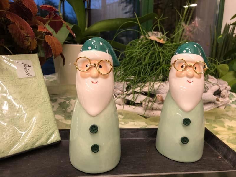 Zwei Salz- und Pfefferstreuer in Form des Weihnachtsmannes