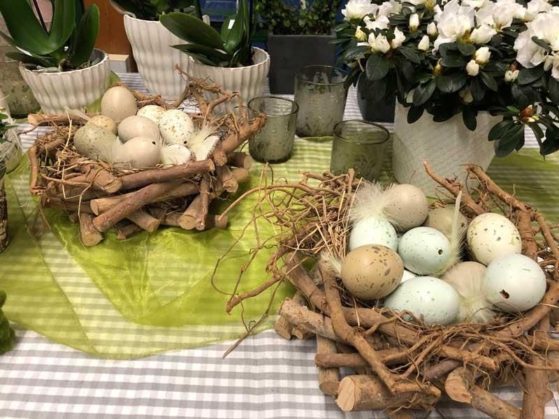Ein Tisch mit einem Haufen Eier in Nestern darauf