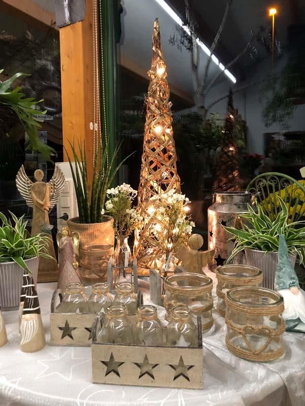 Ein Tisch mit einem Weihnachtsbaum und Kerzen darauf
