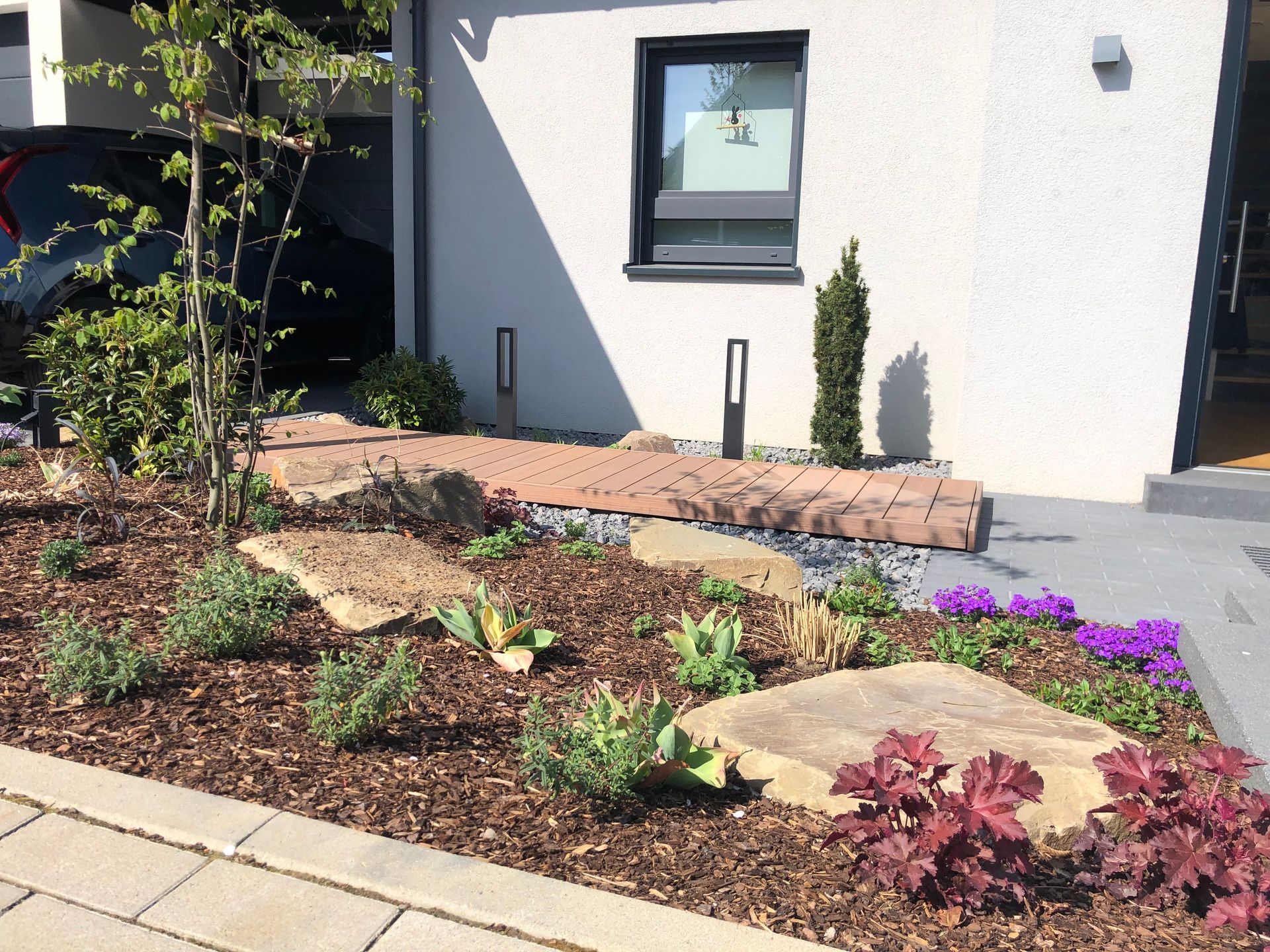 Ein Tisch und Stühle auf einer Terrasse mit einer Flasche Wasser darauf