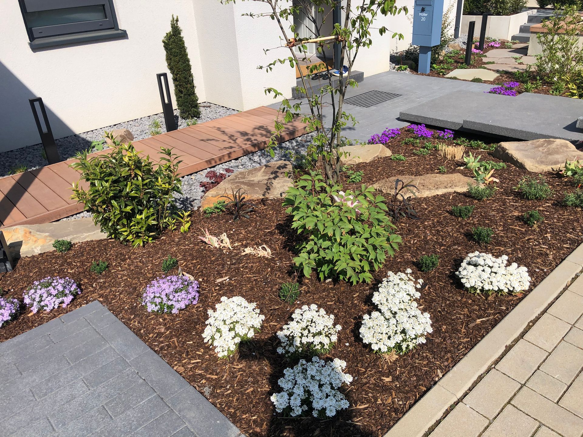 Ein Haus mit einer großen Wiese davor