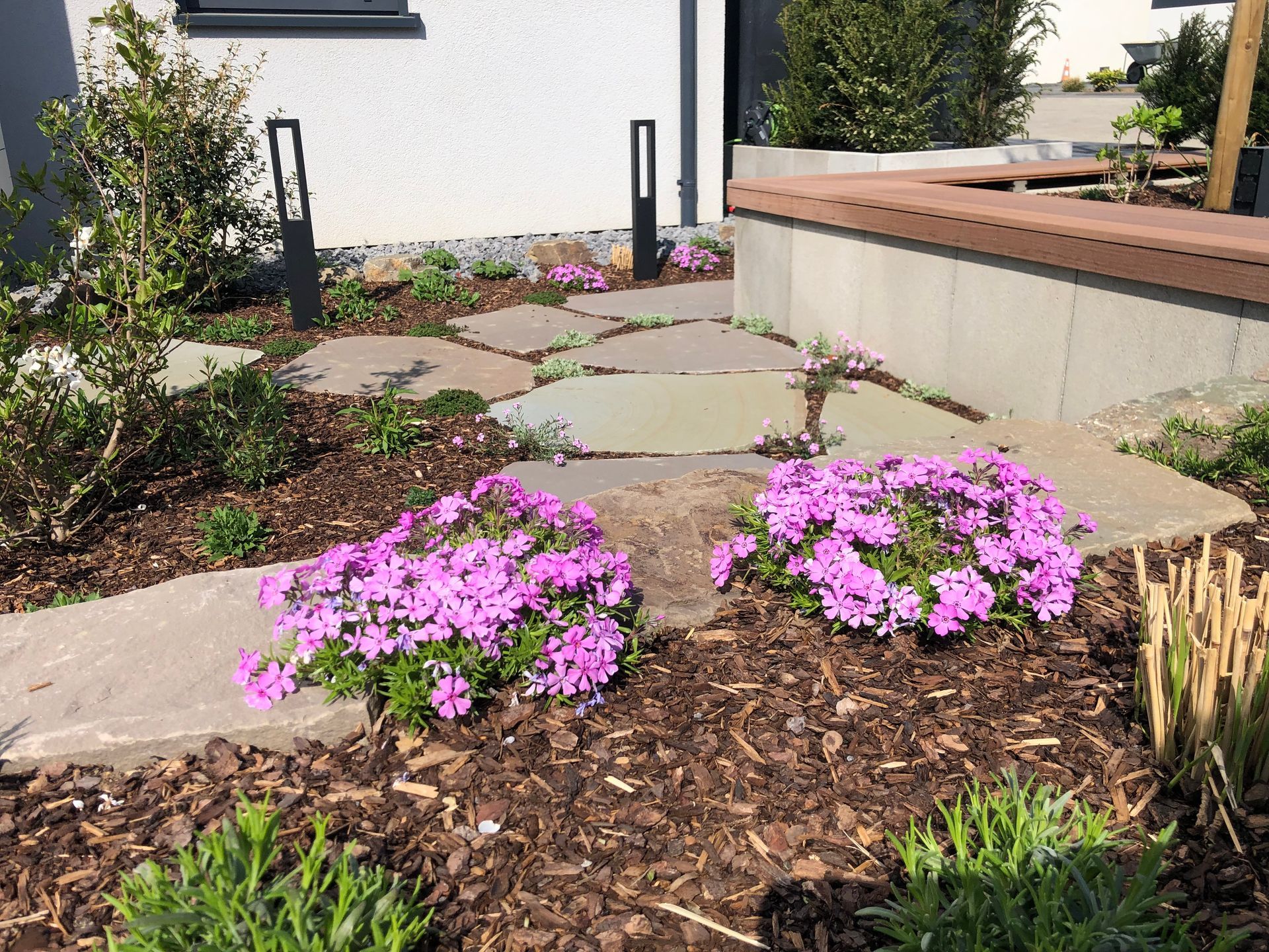 Ein Haus mit Rasen und Gehweg davor