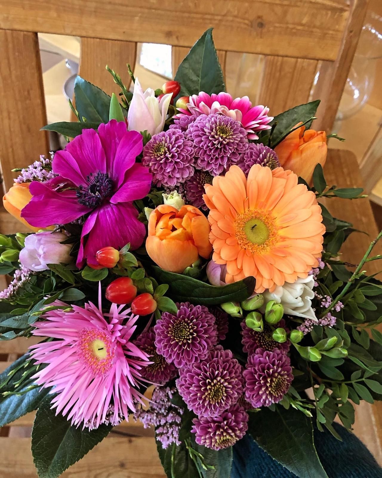 Ein Blumenstrauß sitzt auf einem Holzstuhl