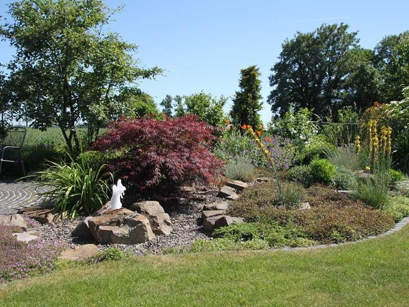 Ein Garten mit einer Jesusstatue in der Mitte