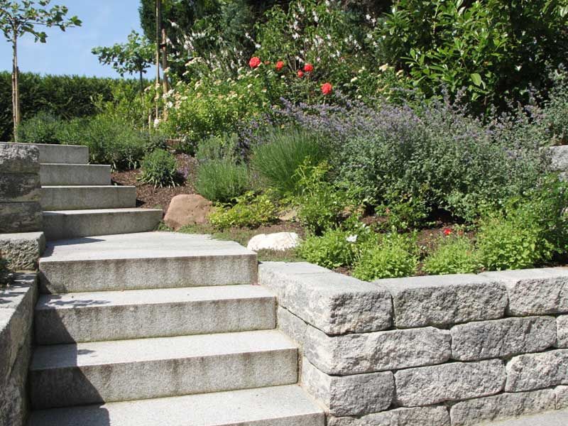 Eine Treppe, die zu einem üppigen grünen Garten führt