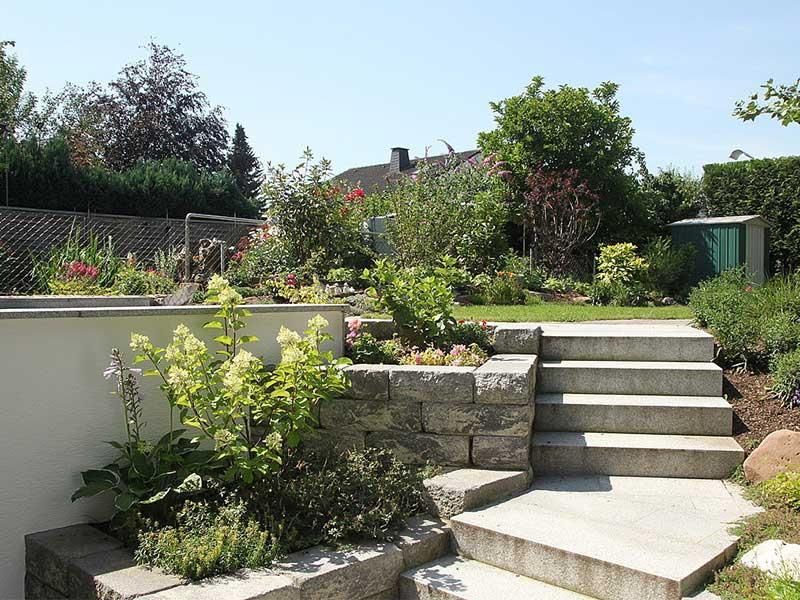 Eine Treppe, die zu einem üppigen grünen Garten führt