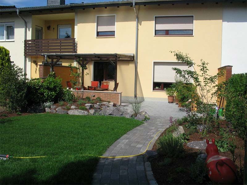 Ein Haus mit Rasen und Gehweg davor