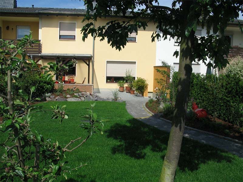 Ein Haus mit einer großen Wiese davor